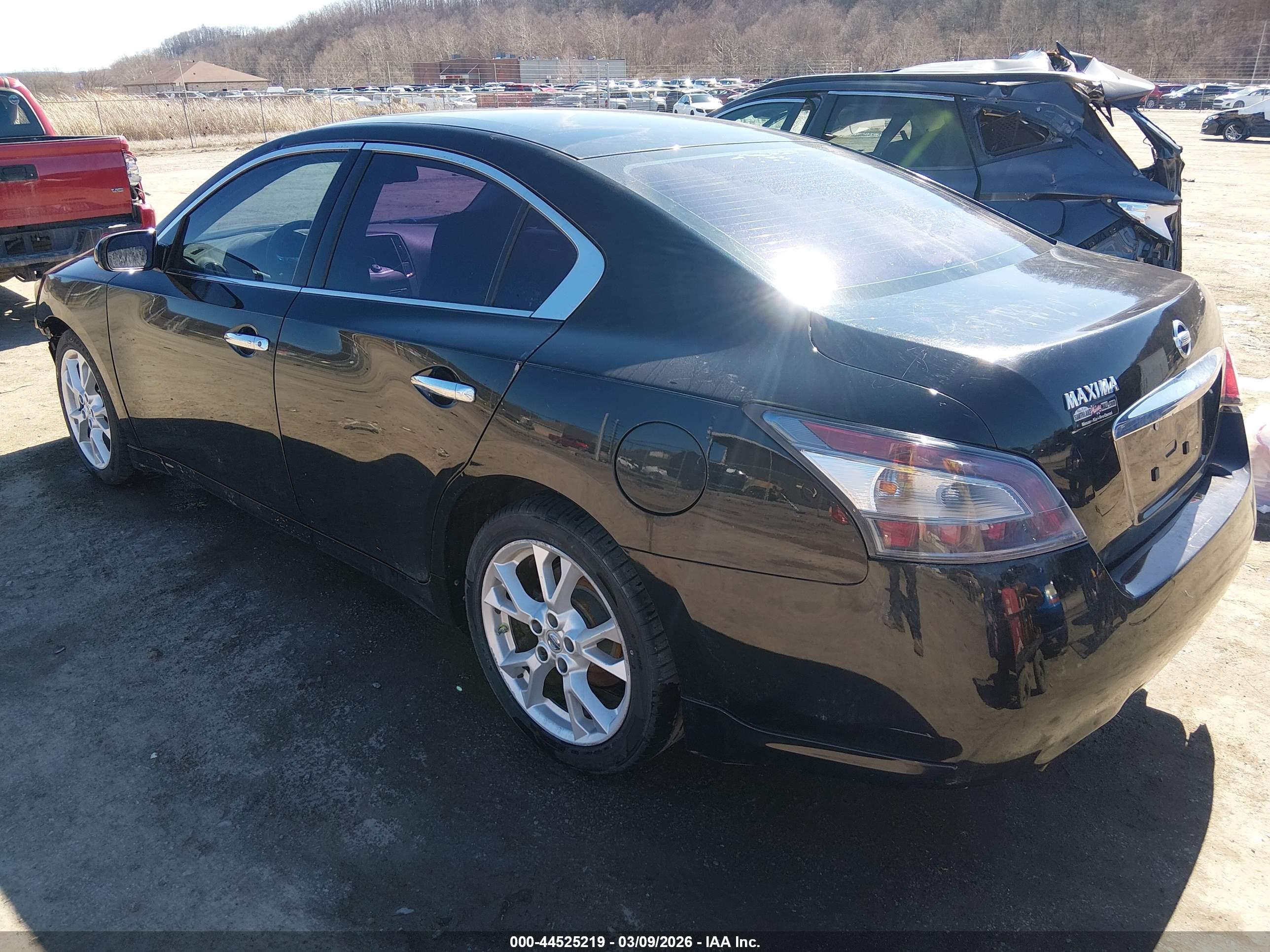 NISSAN MAXIMA image 3