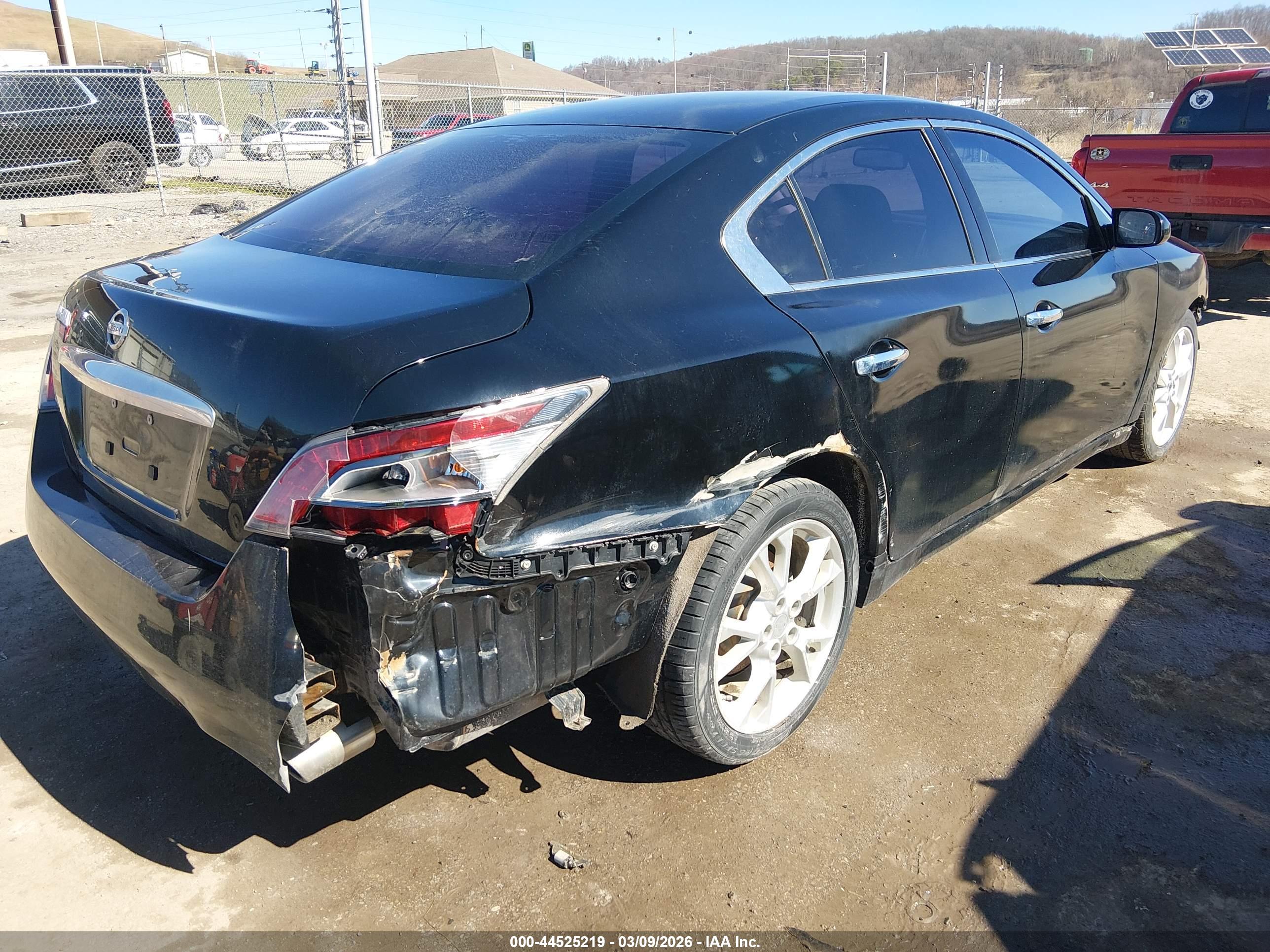NISSAN MAXIMA image 4