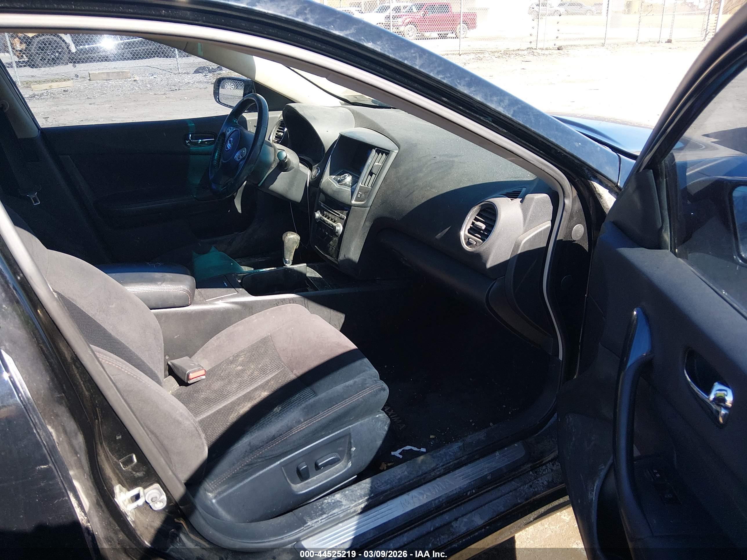 NISSAN MAXIMA image 5
