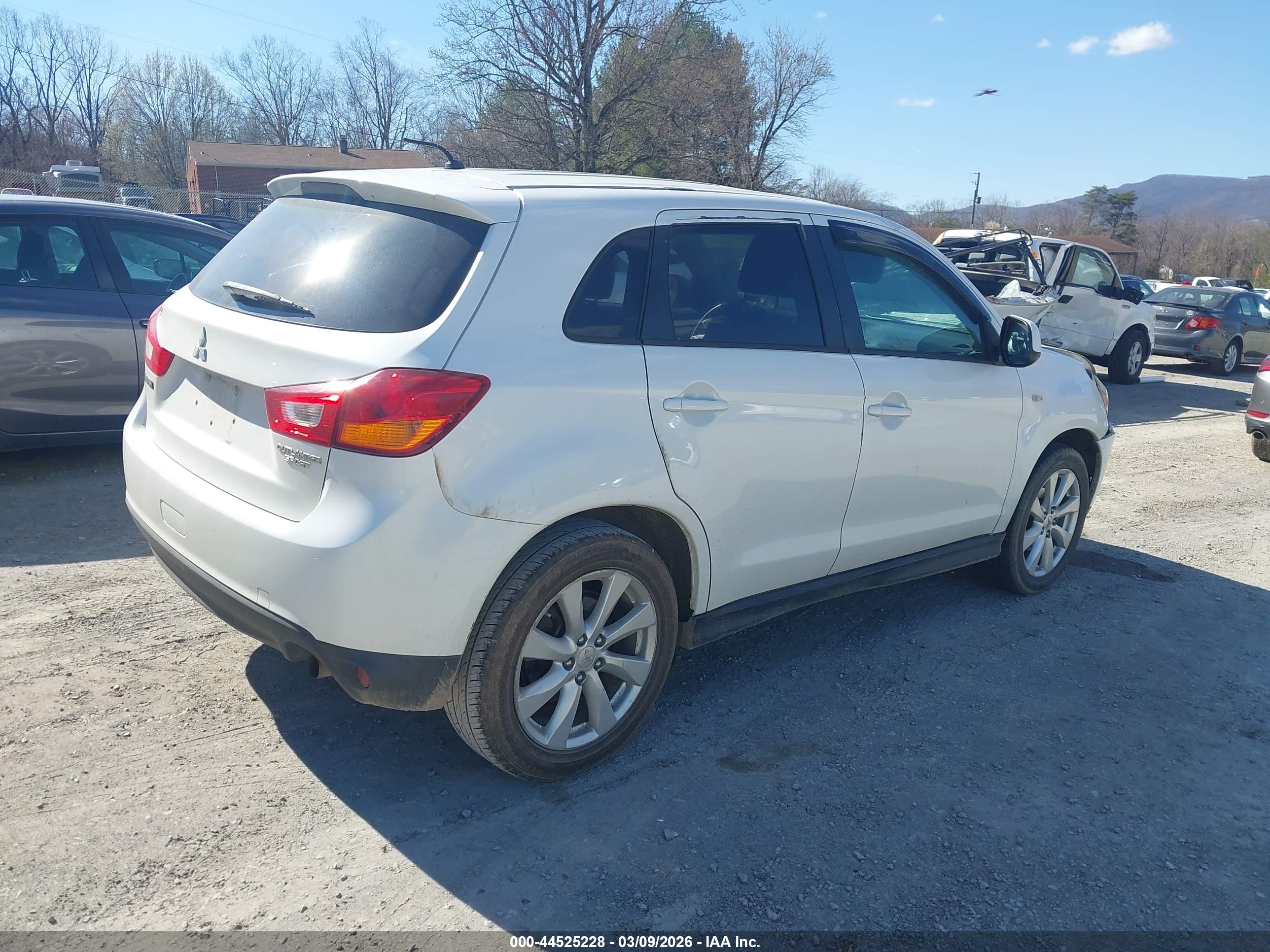 MITSUBISHI OUTLANDER image 4