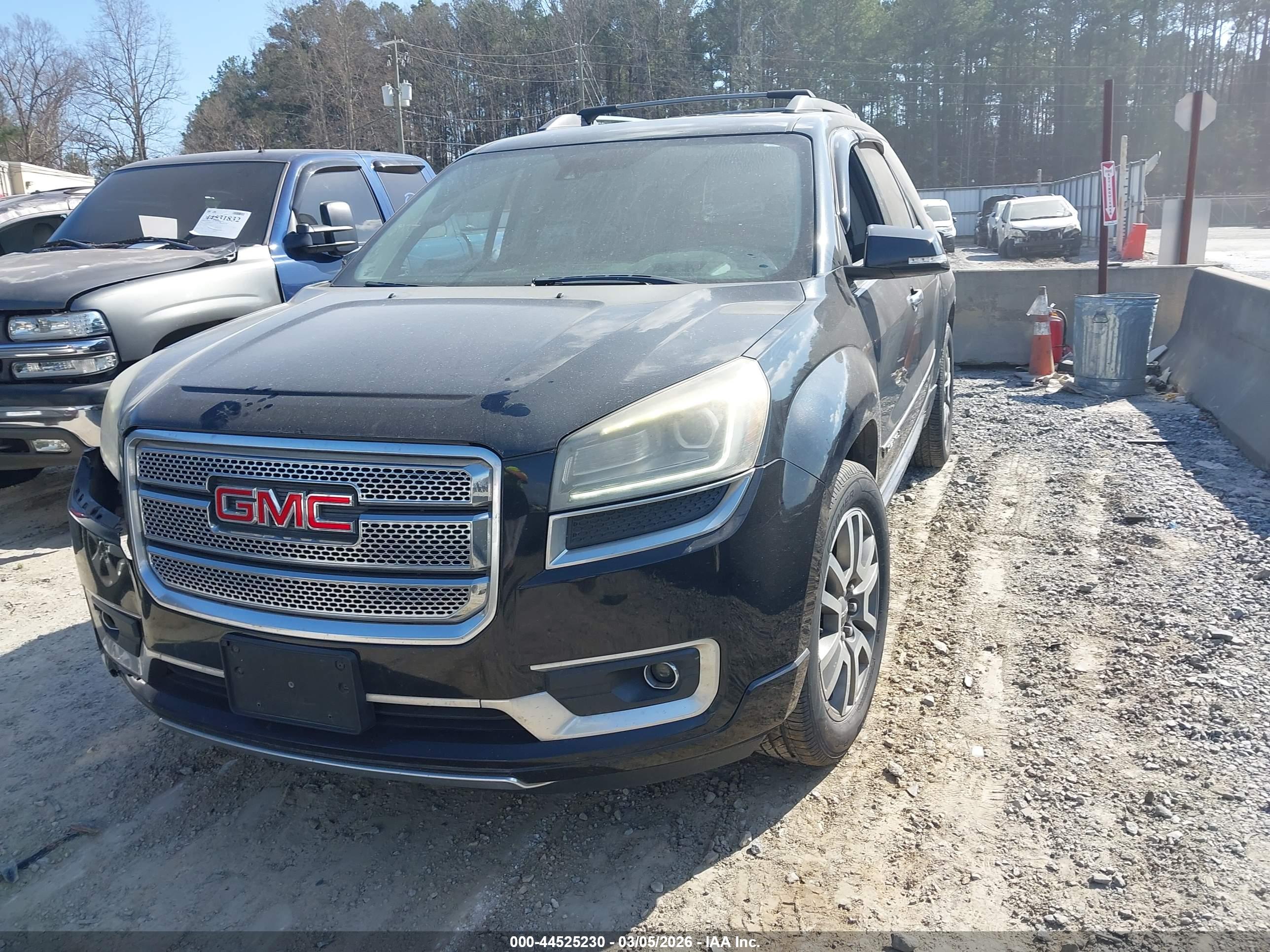 GMC ACADIA image 2