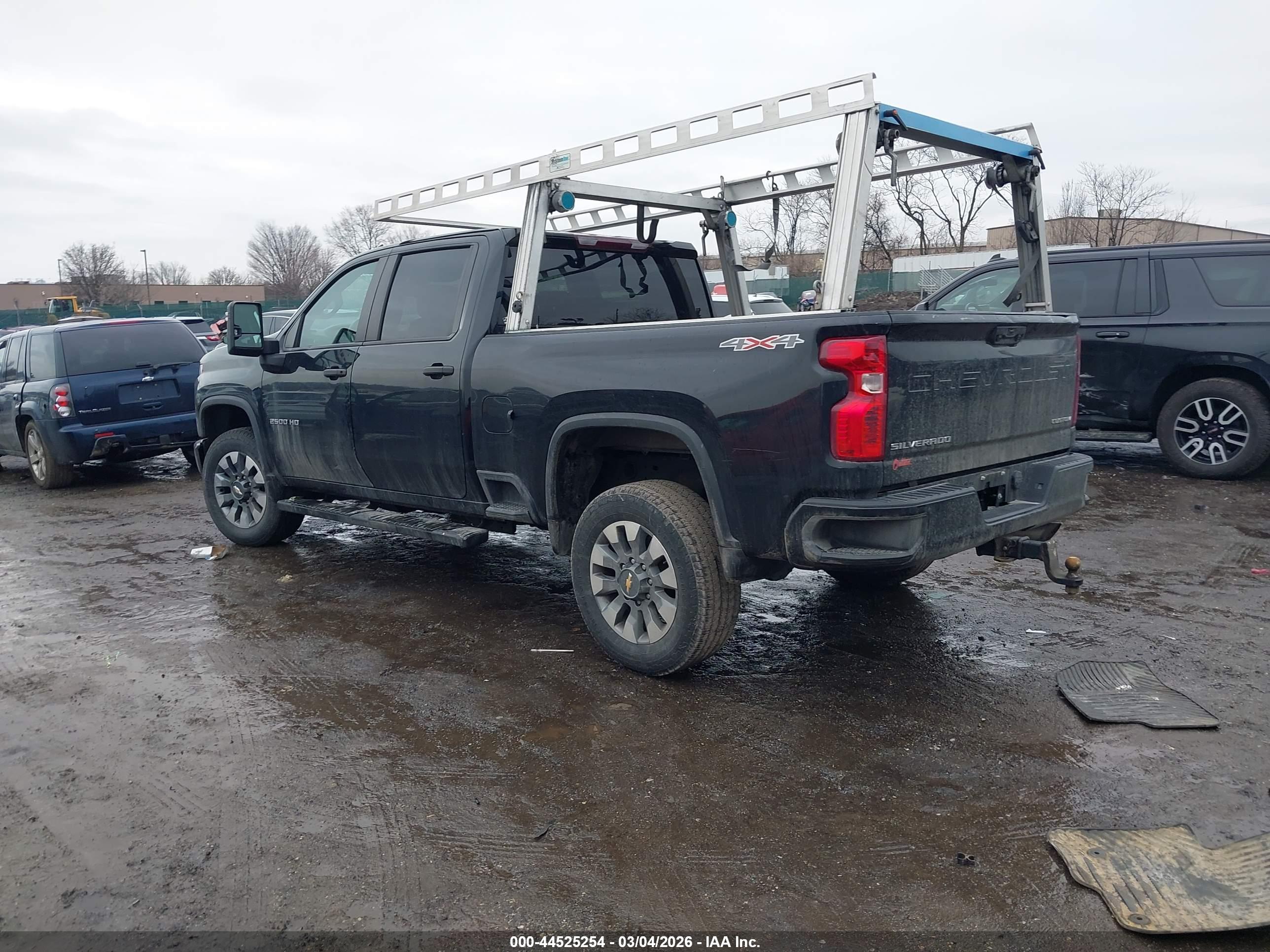 CHEVROLET SILVERADO image 3