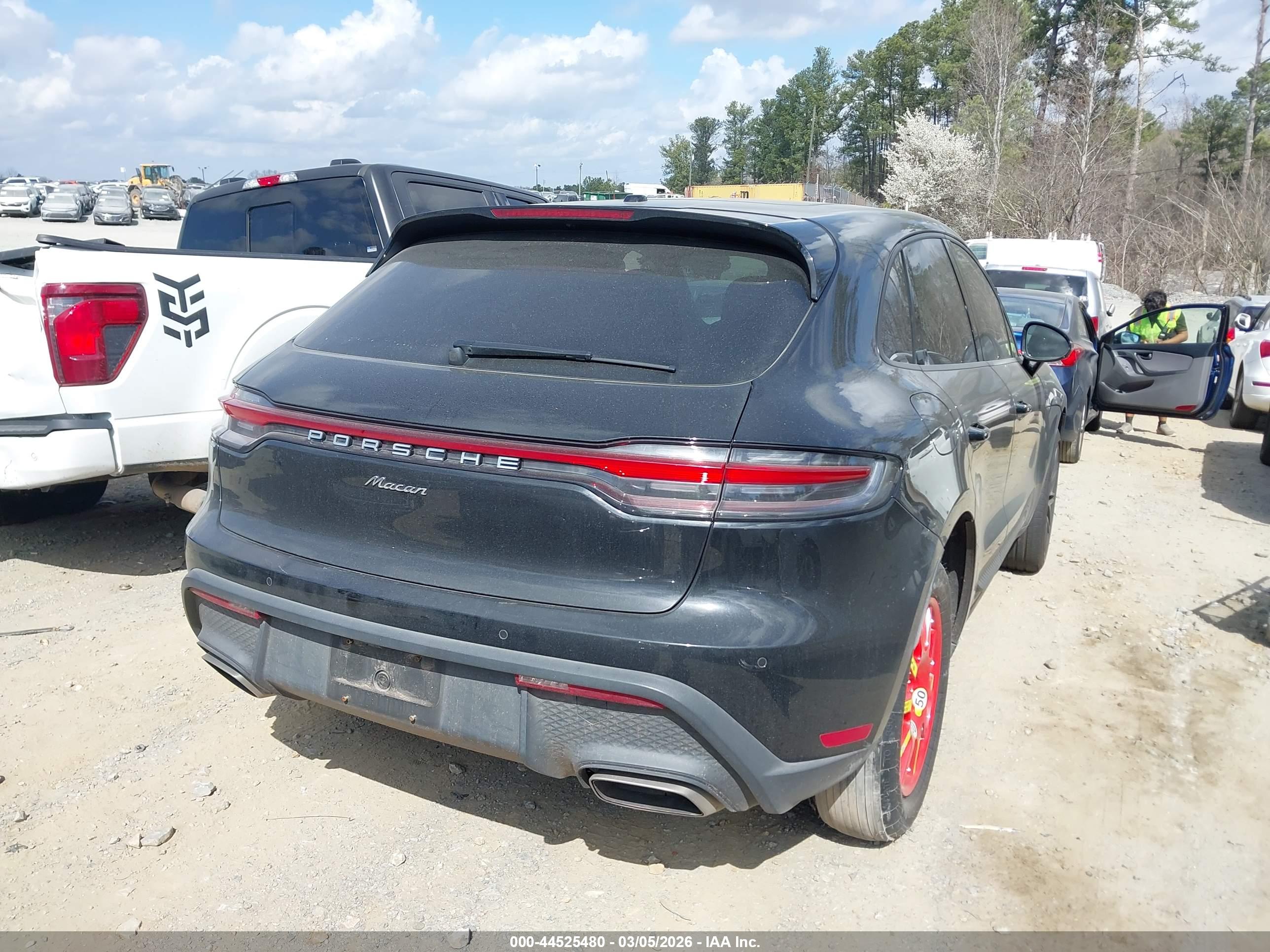 PORSCHE MACAN image 4
