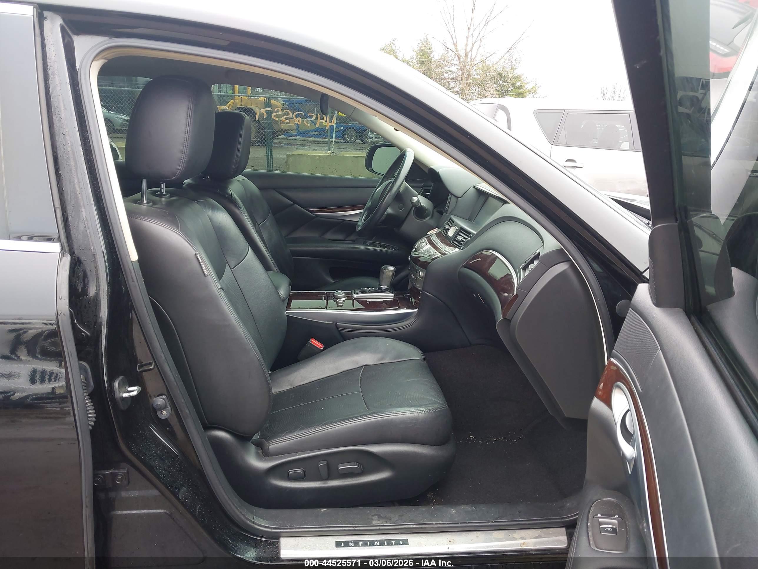 INFINITI Q70 image 5