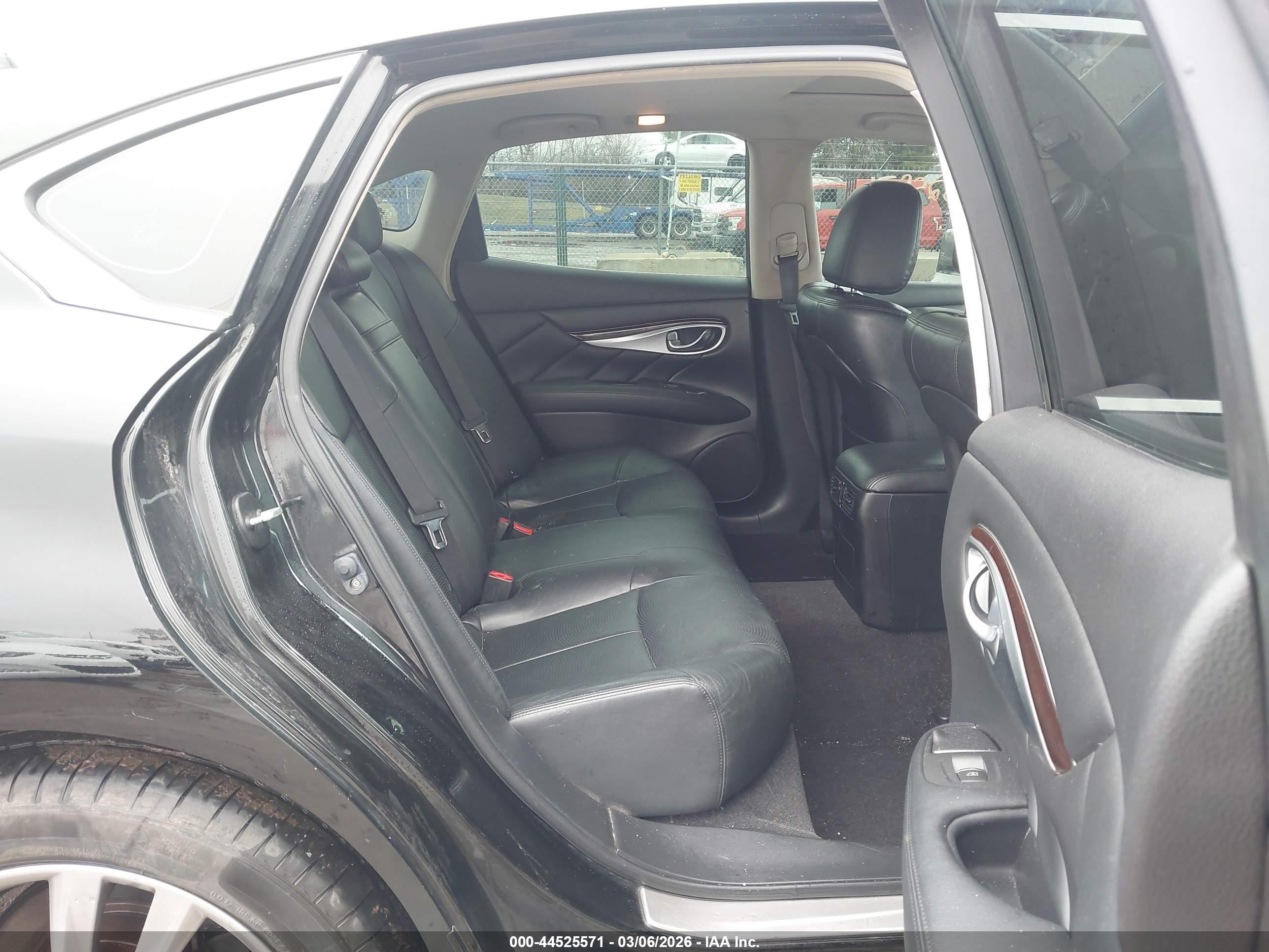 INFINITI Q70 image 8