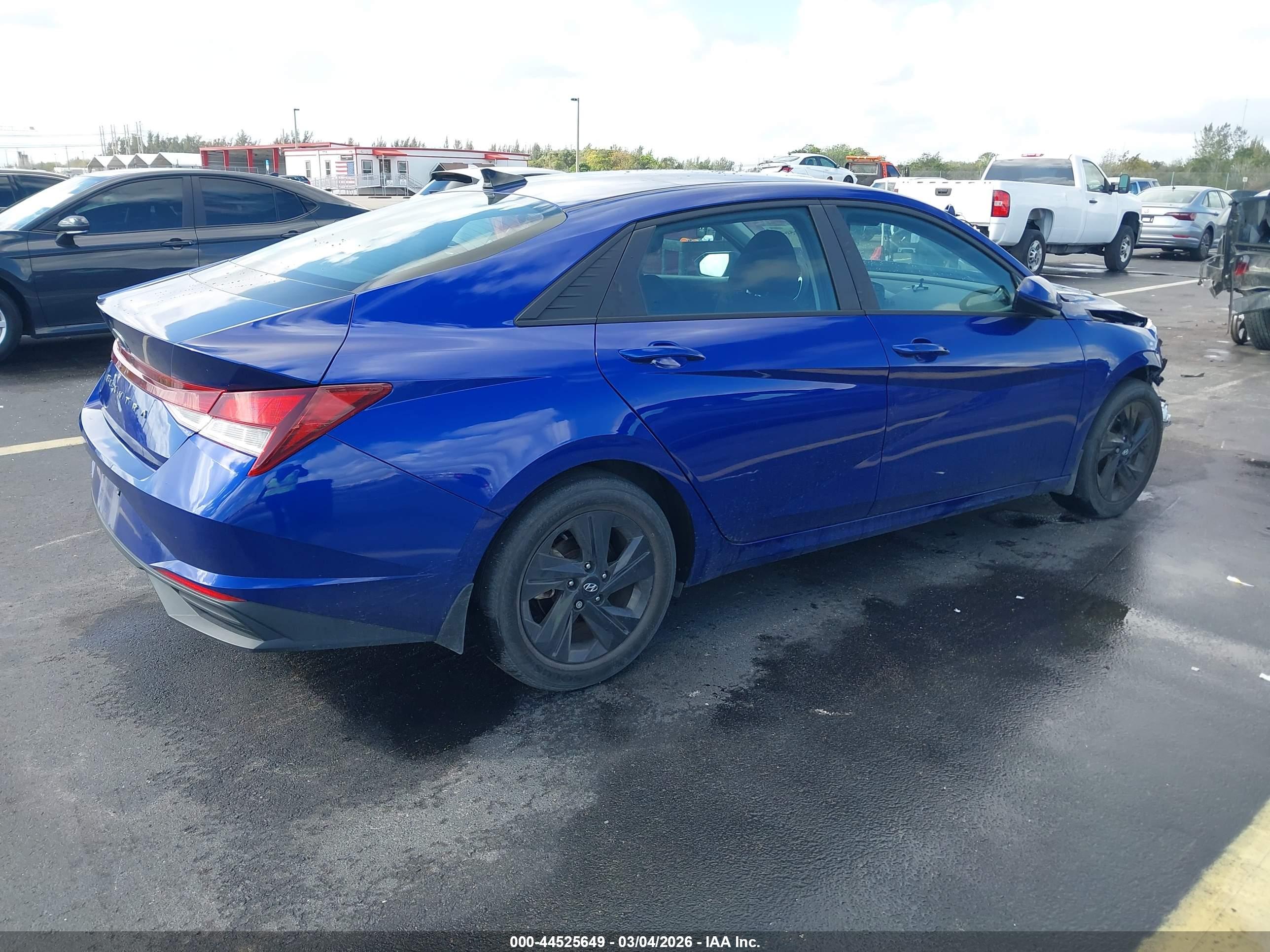 HYUNDAI ELANTRA image 4