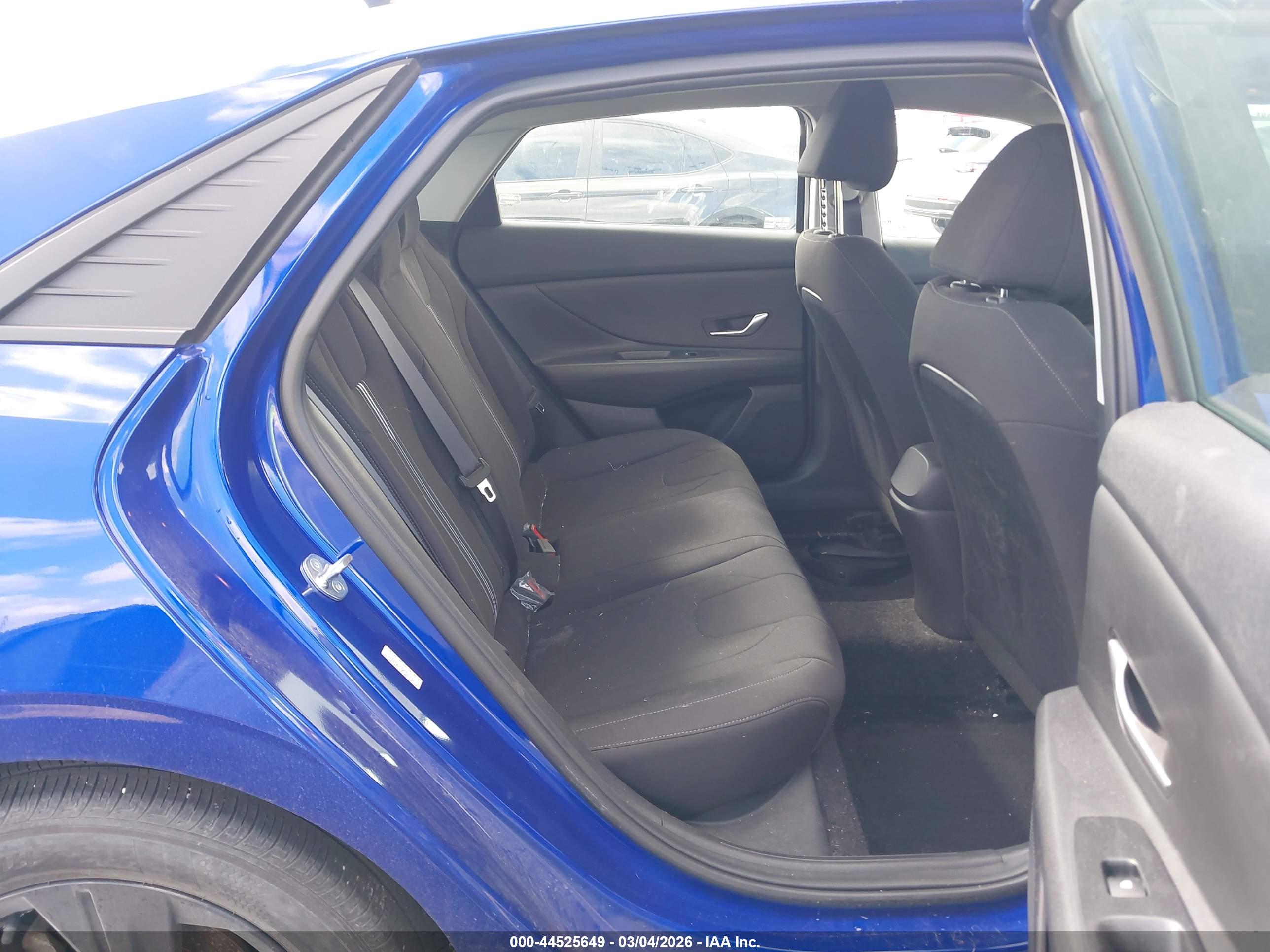 HYUNDAI ELANTRA image 8