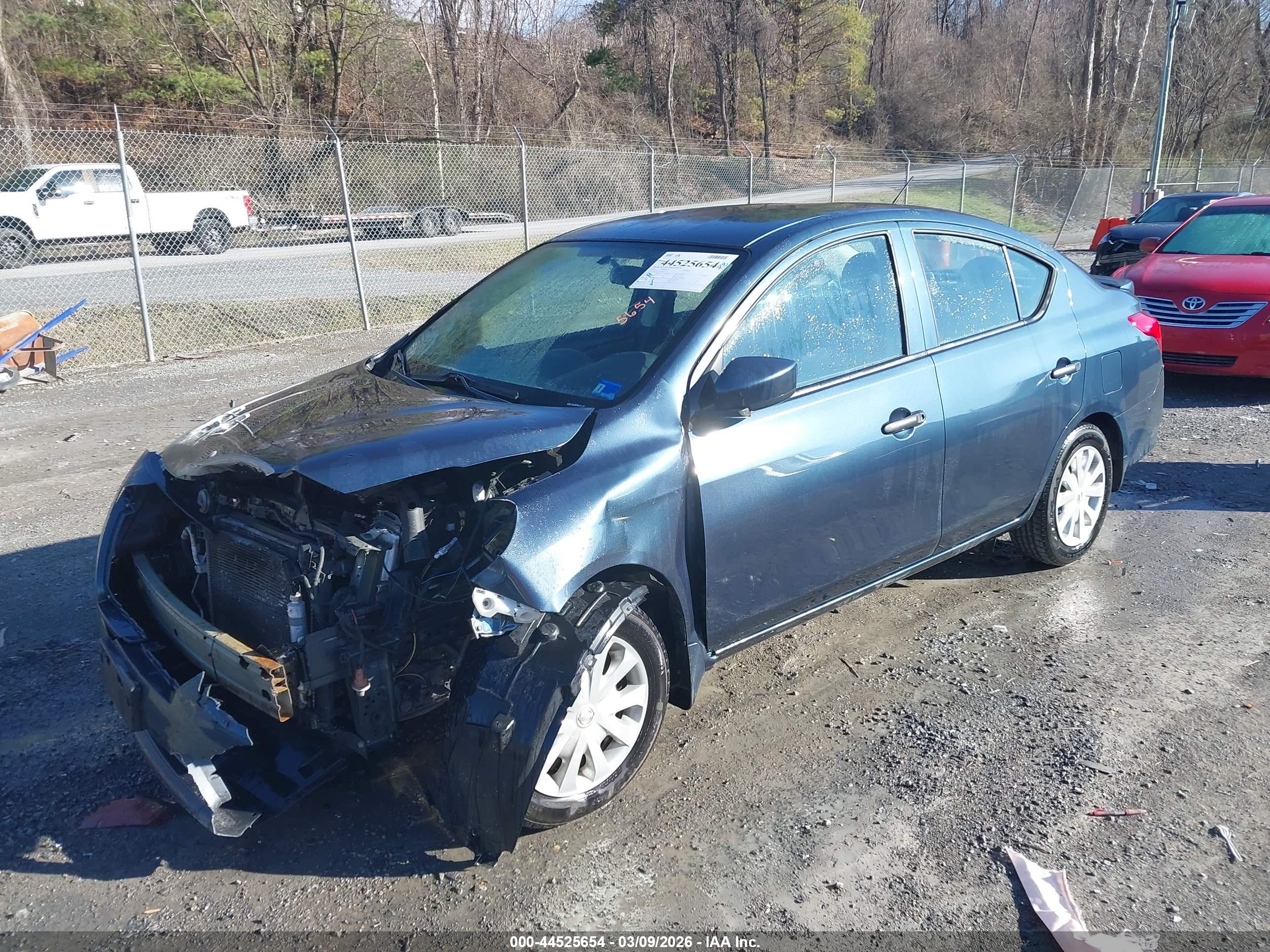 NISSAN VERSA image 2