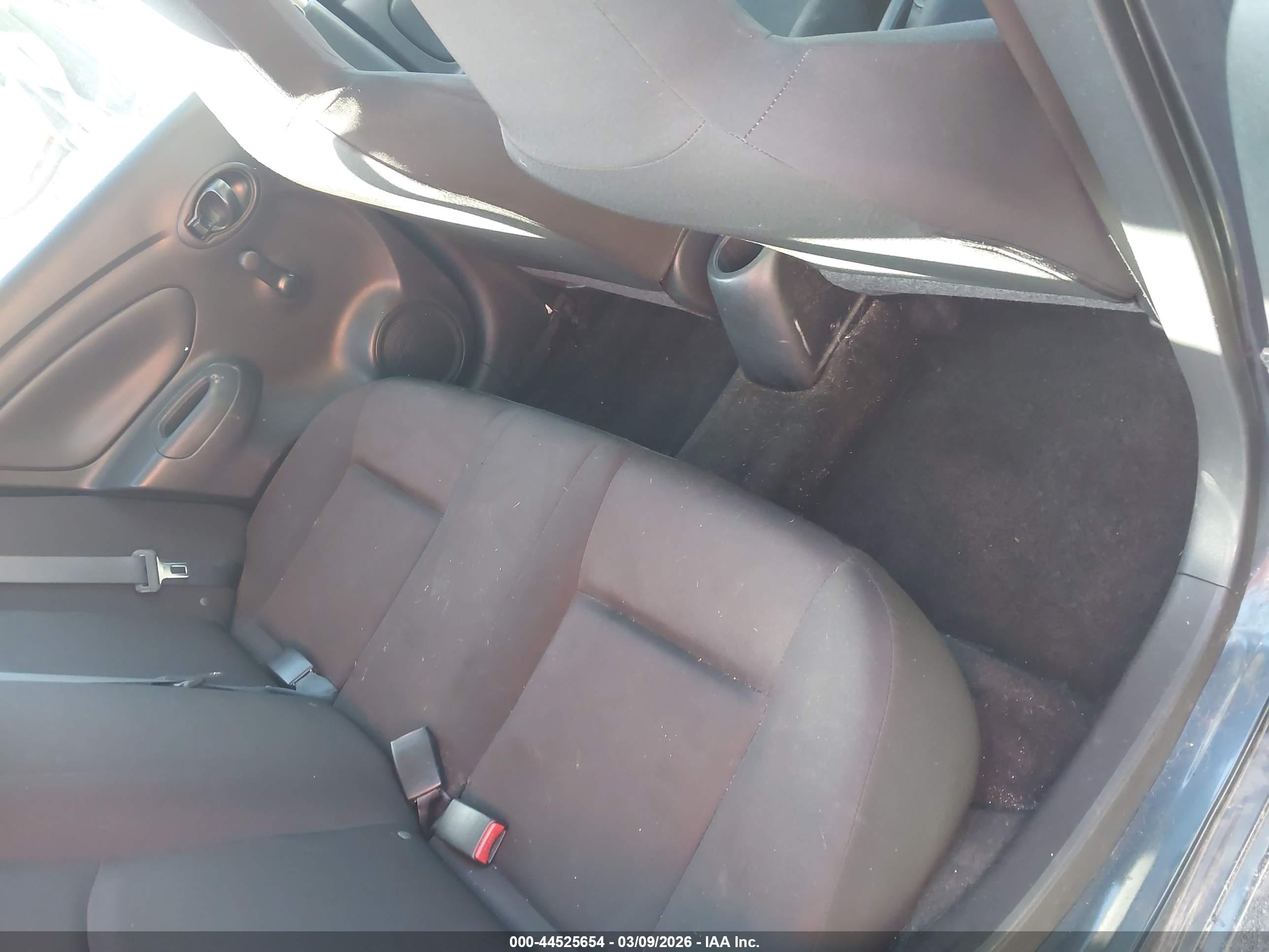NISSAN VERSA image 8