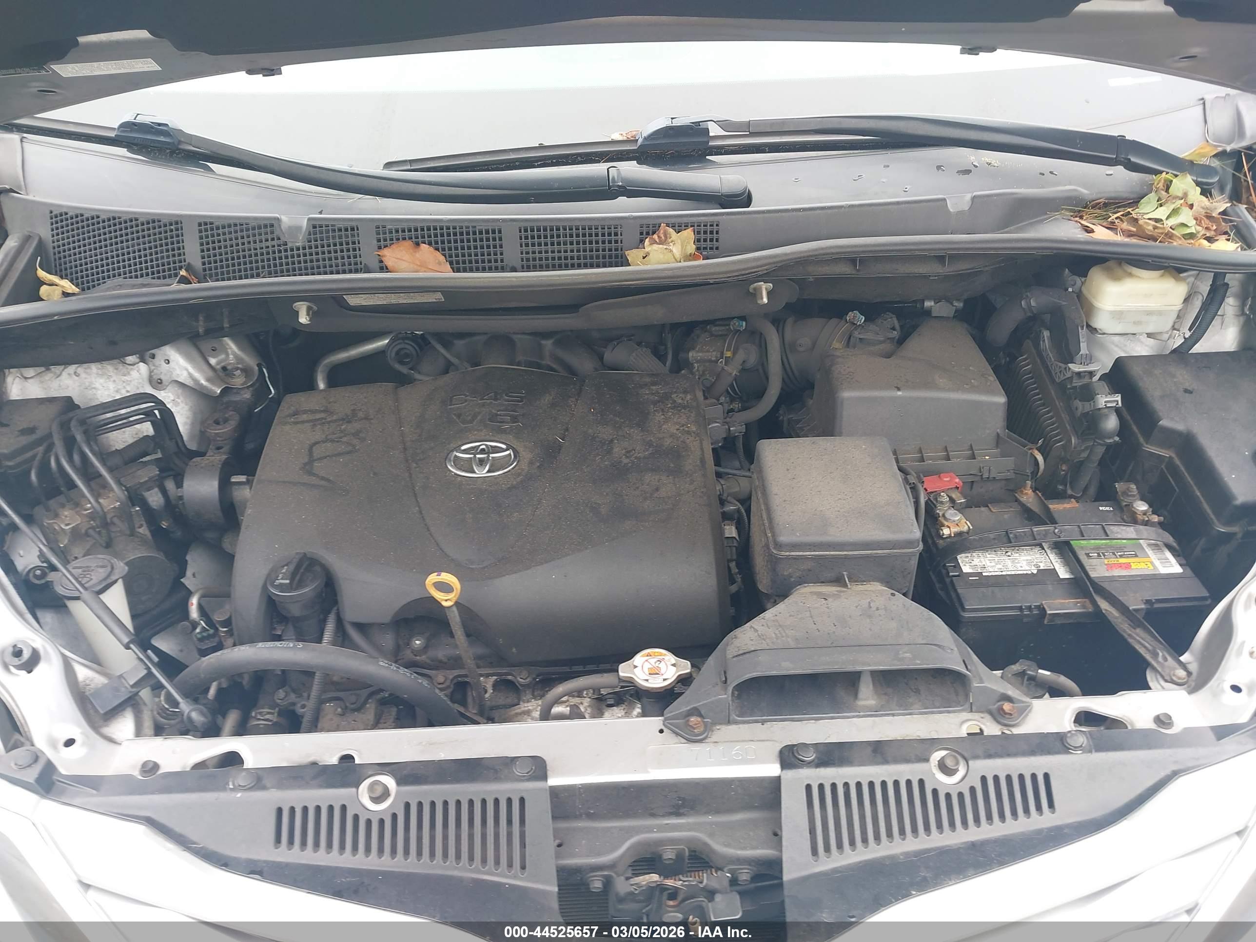 TOYOTA SIENNA image 10