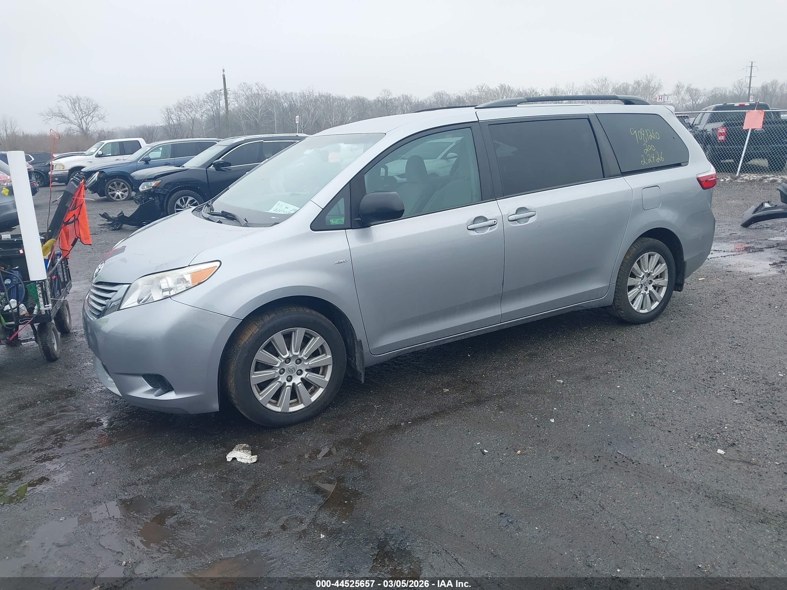 TOYOTA SIENNA image 2