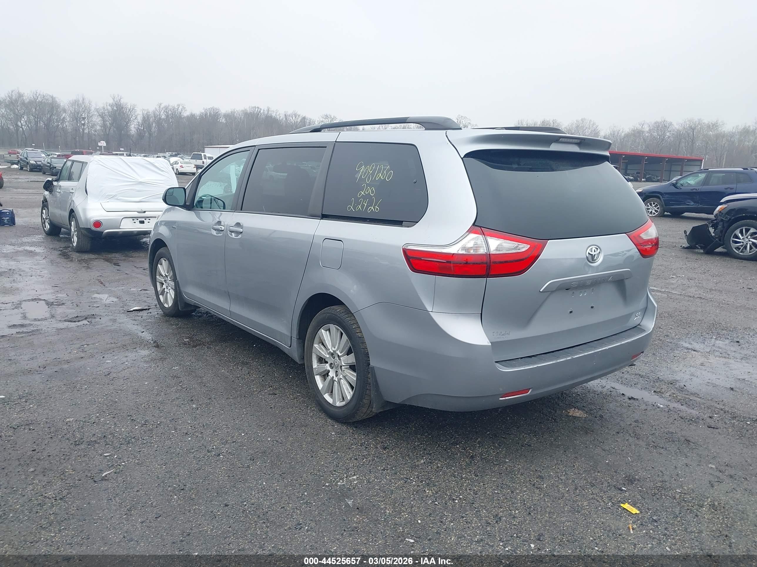 TOYOTA SIENNA image 3