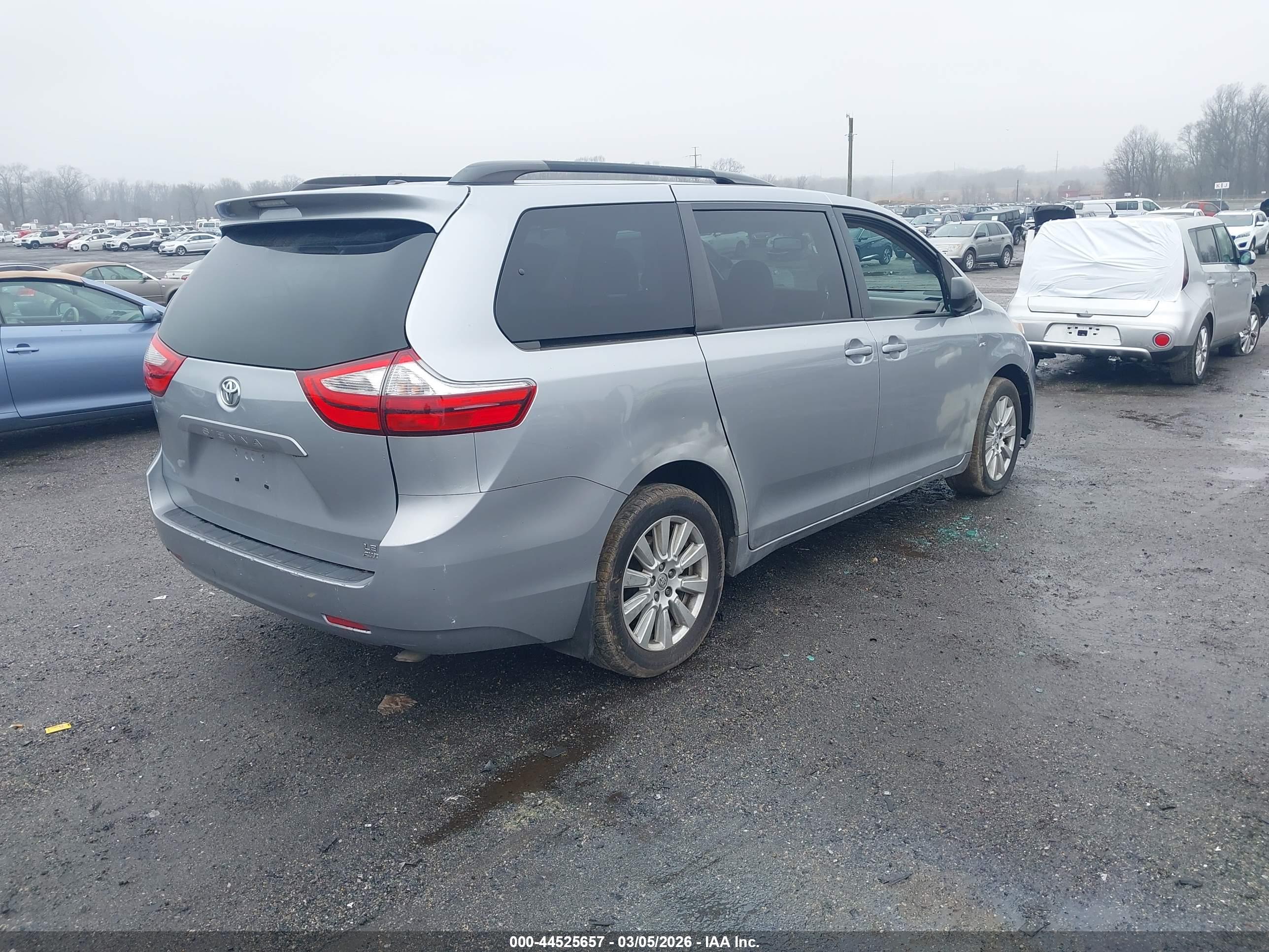 TOYOTA SIENNA image 4