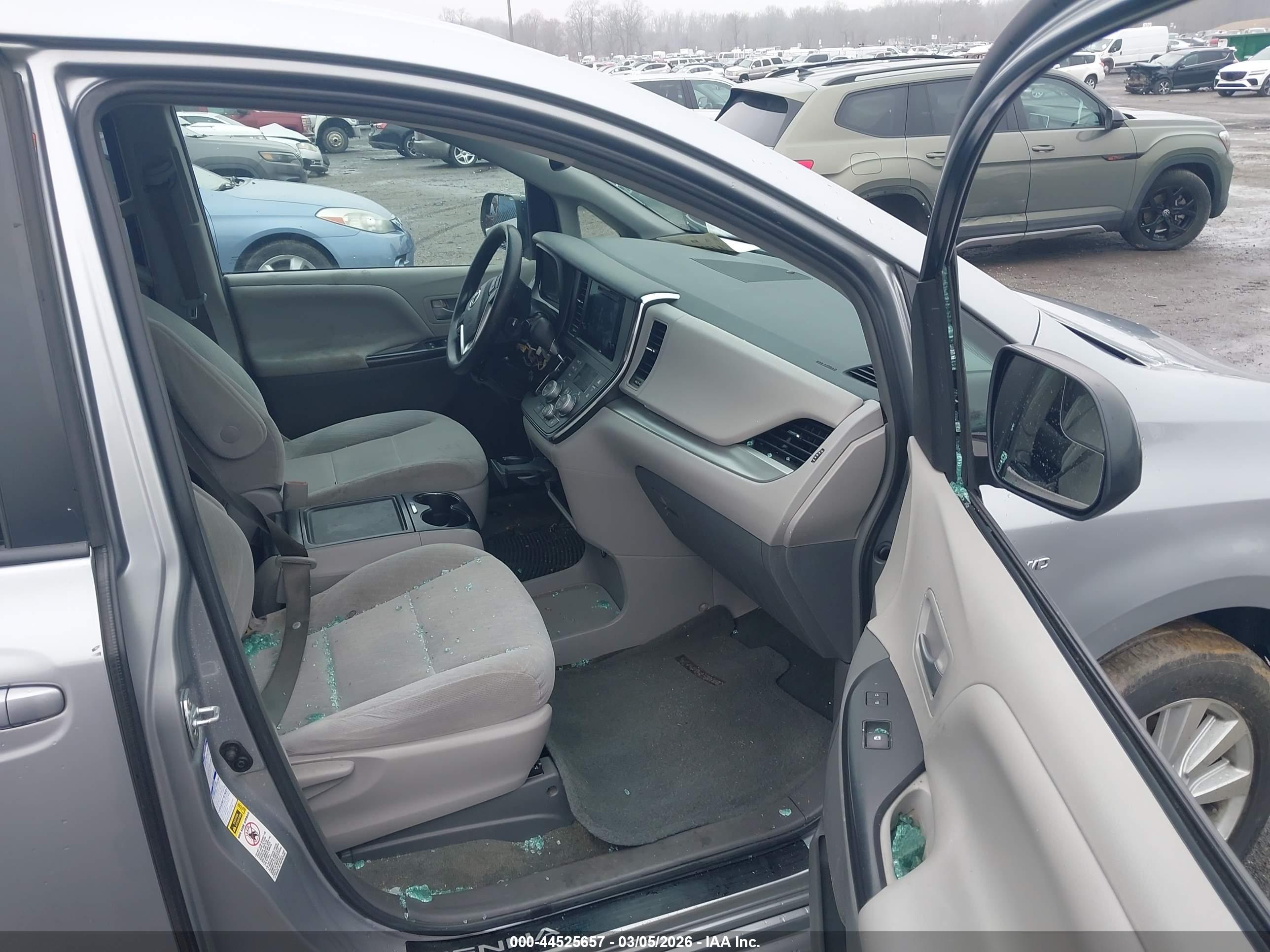TOYOTA SIENNA image 5