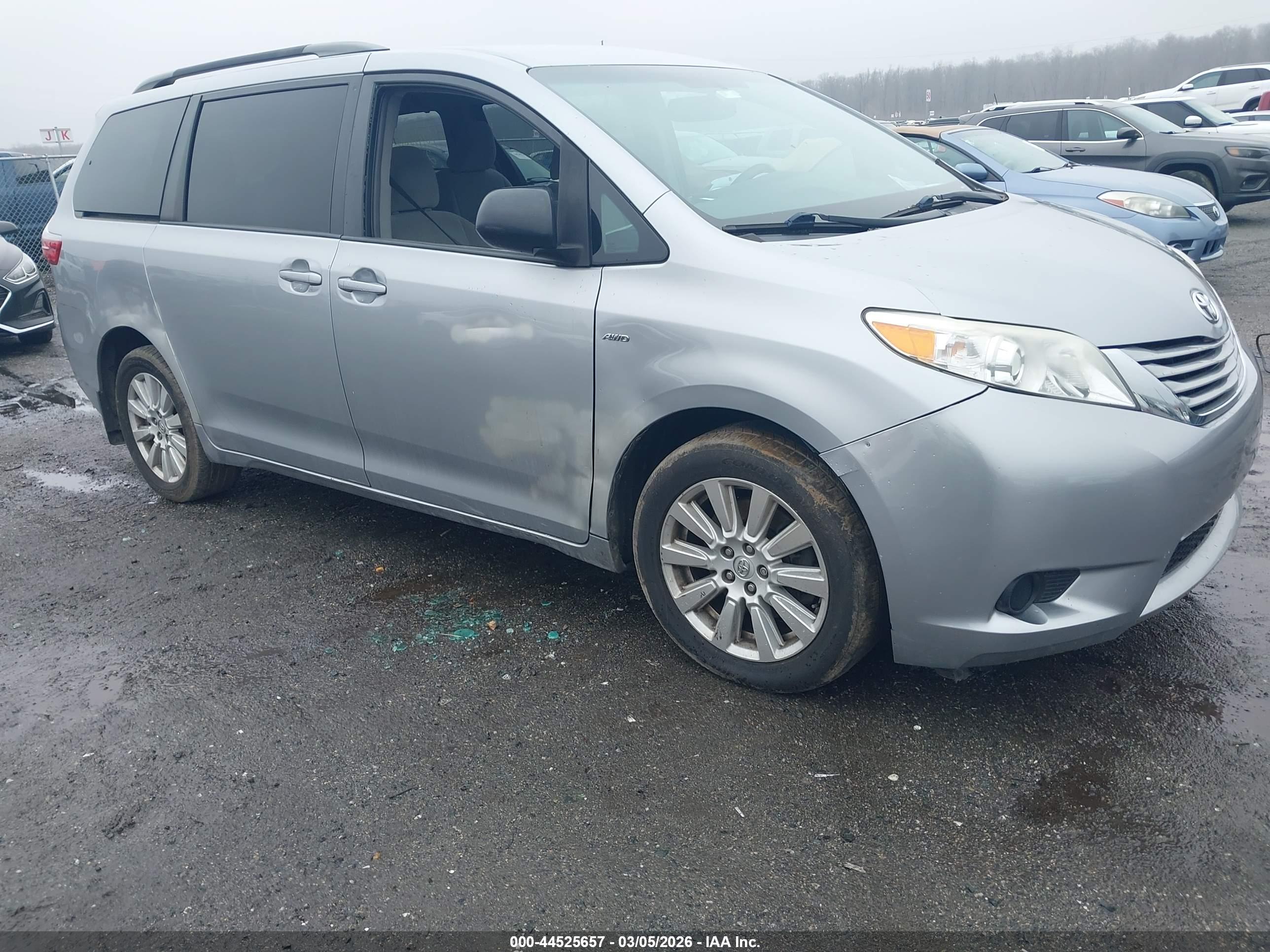 TOYOTA SIENNA image 6