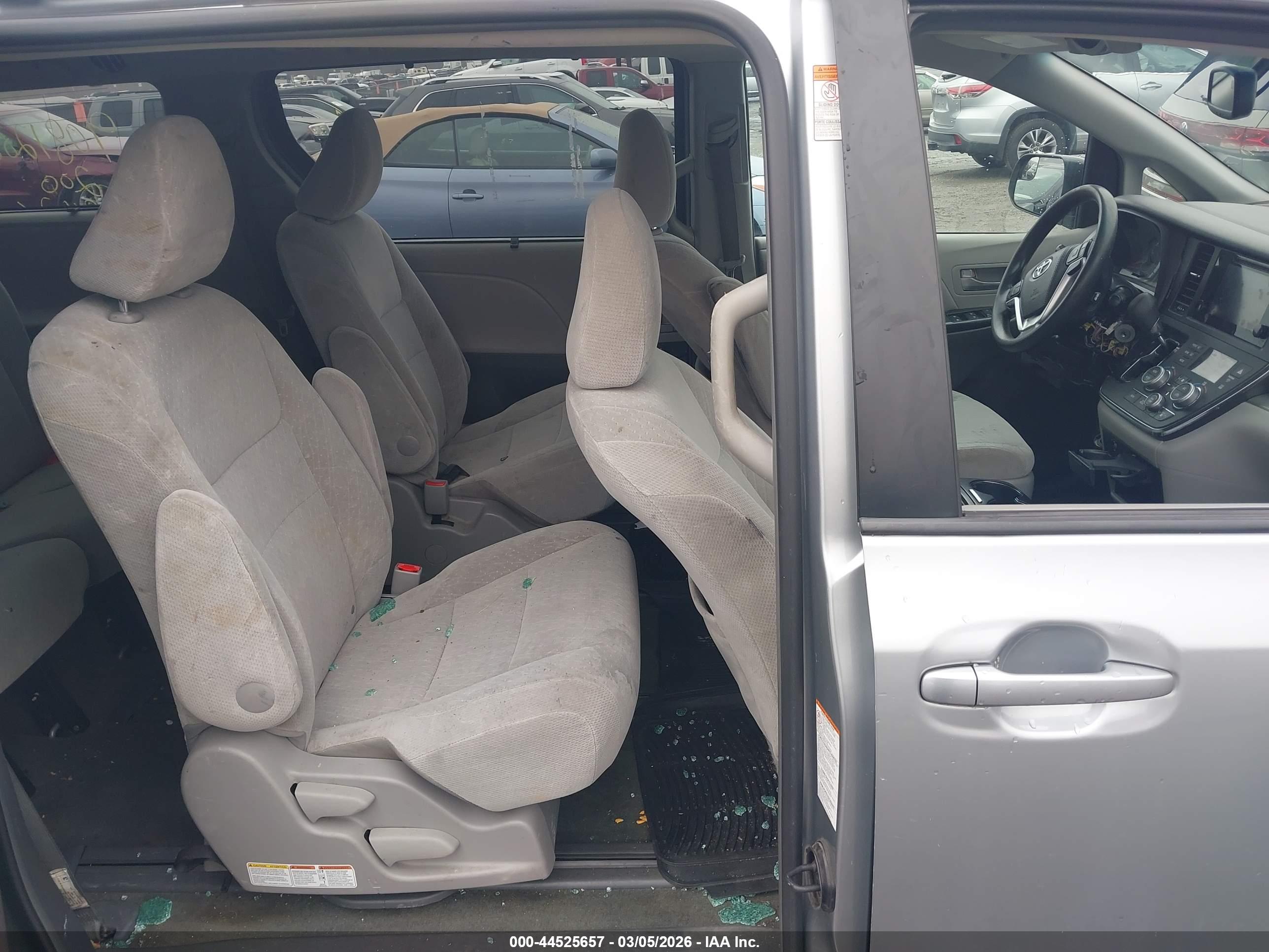 TOYOTA SIENNA image 8