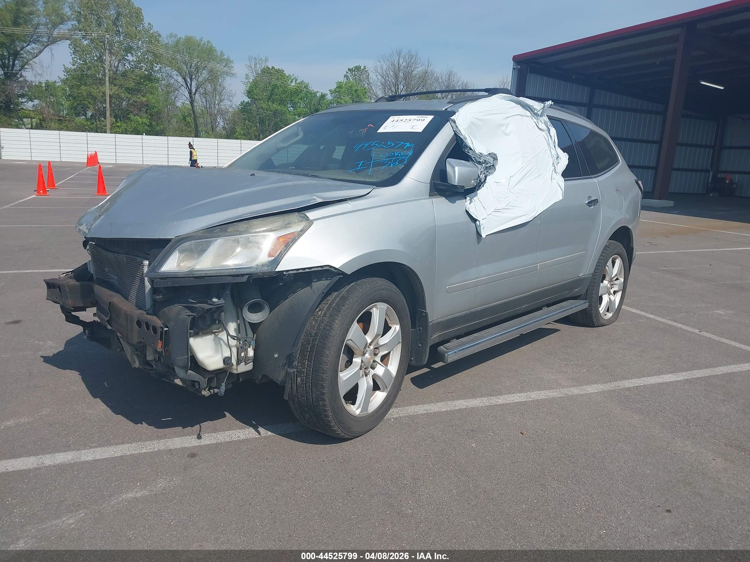 CHEVROLET TRAVERSE image 2