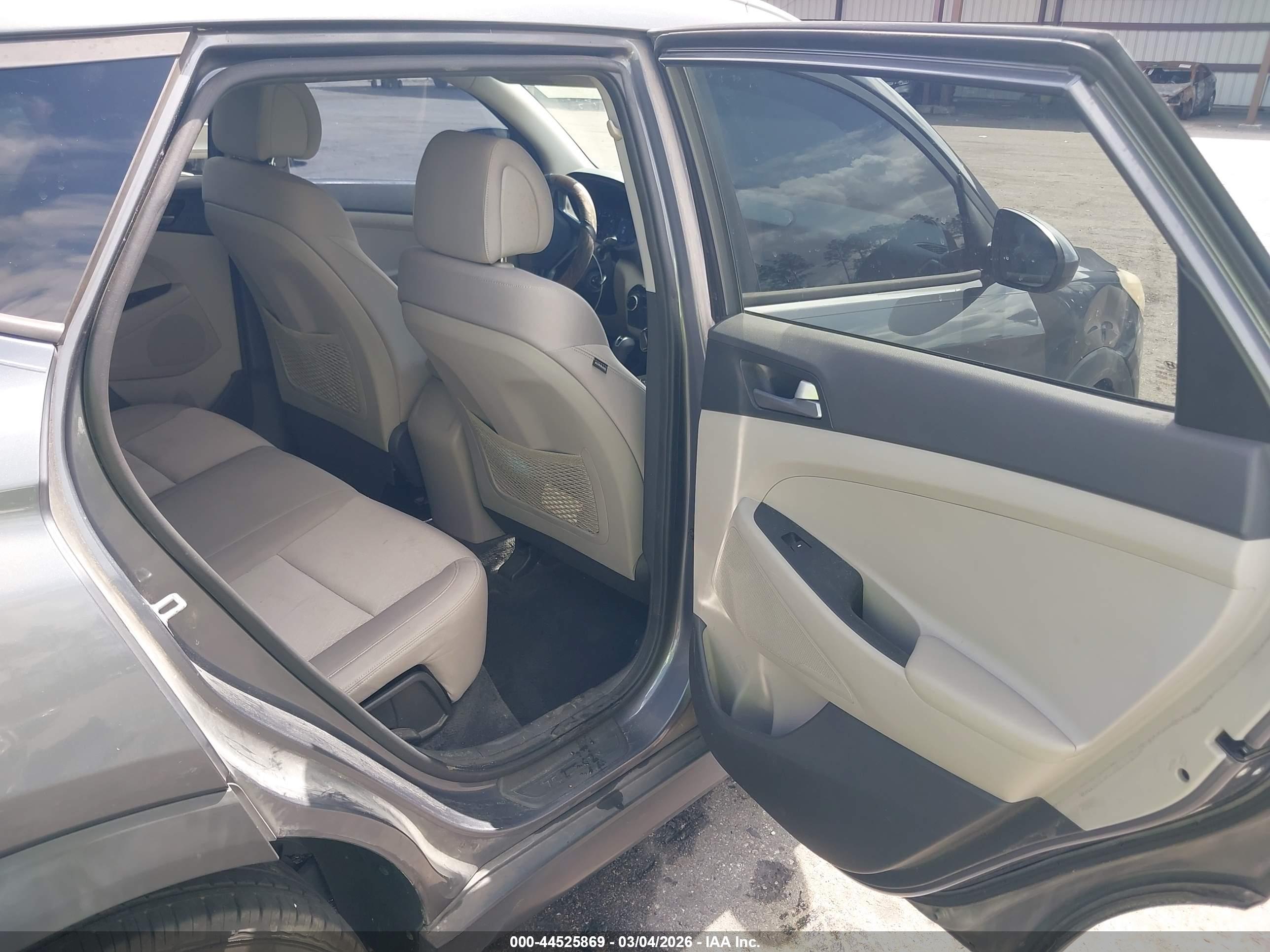HYUNDAI TUCSON image 8