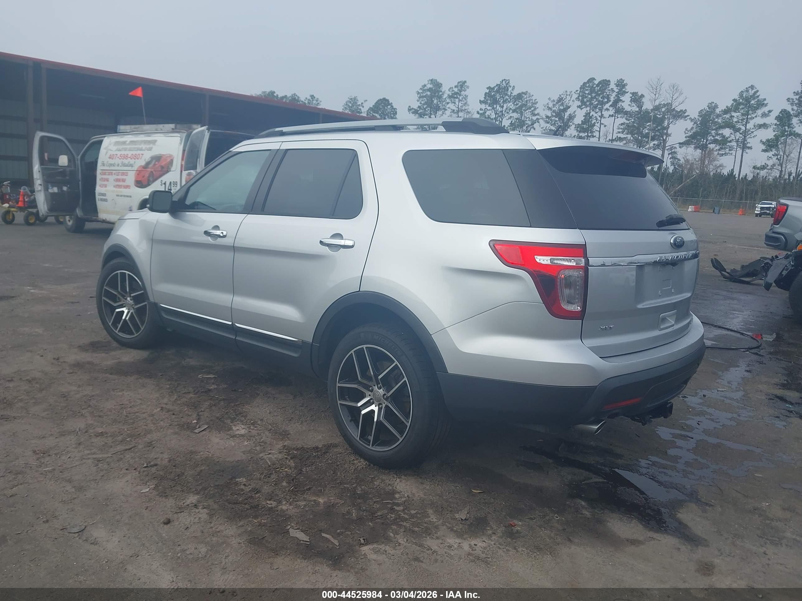 FORD EXPLORER image 3