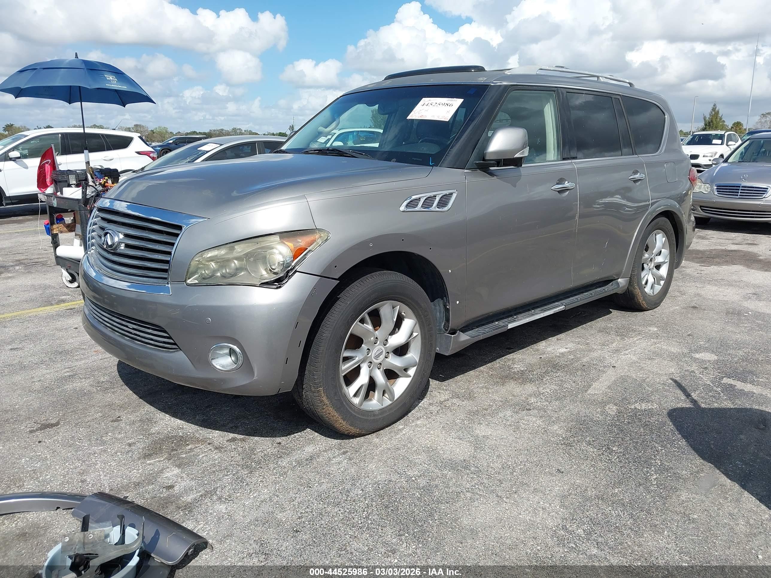 INFINITI QX56 image 2