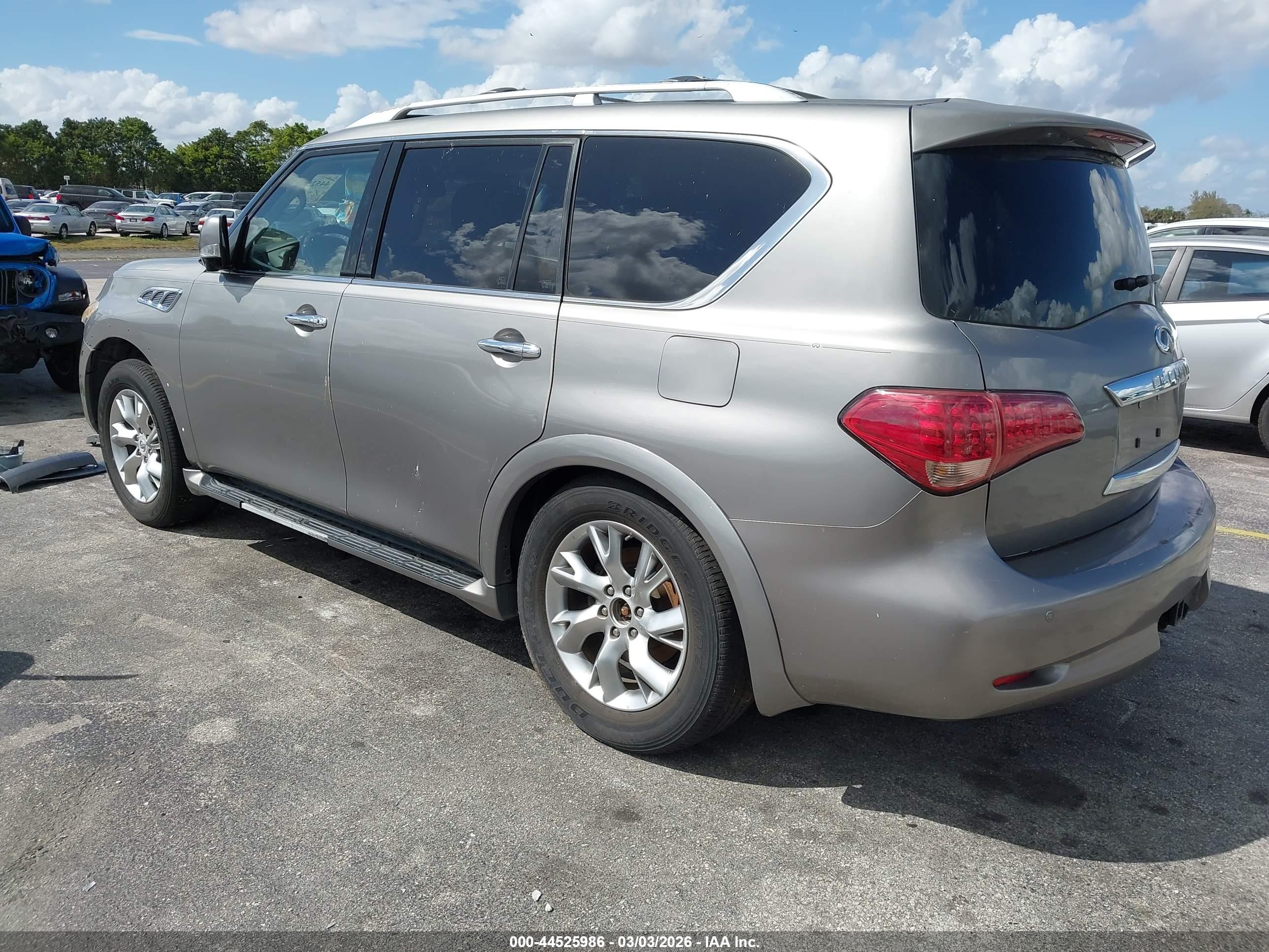 INFINITI QX56 image 3