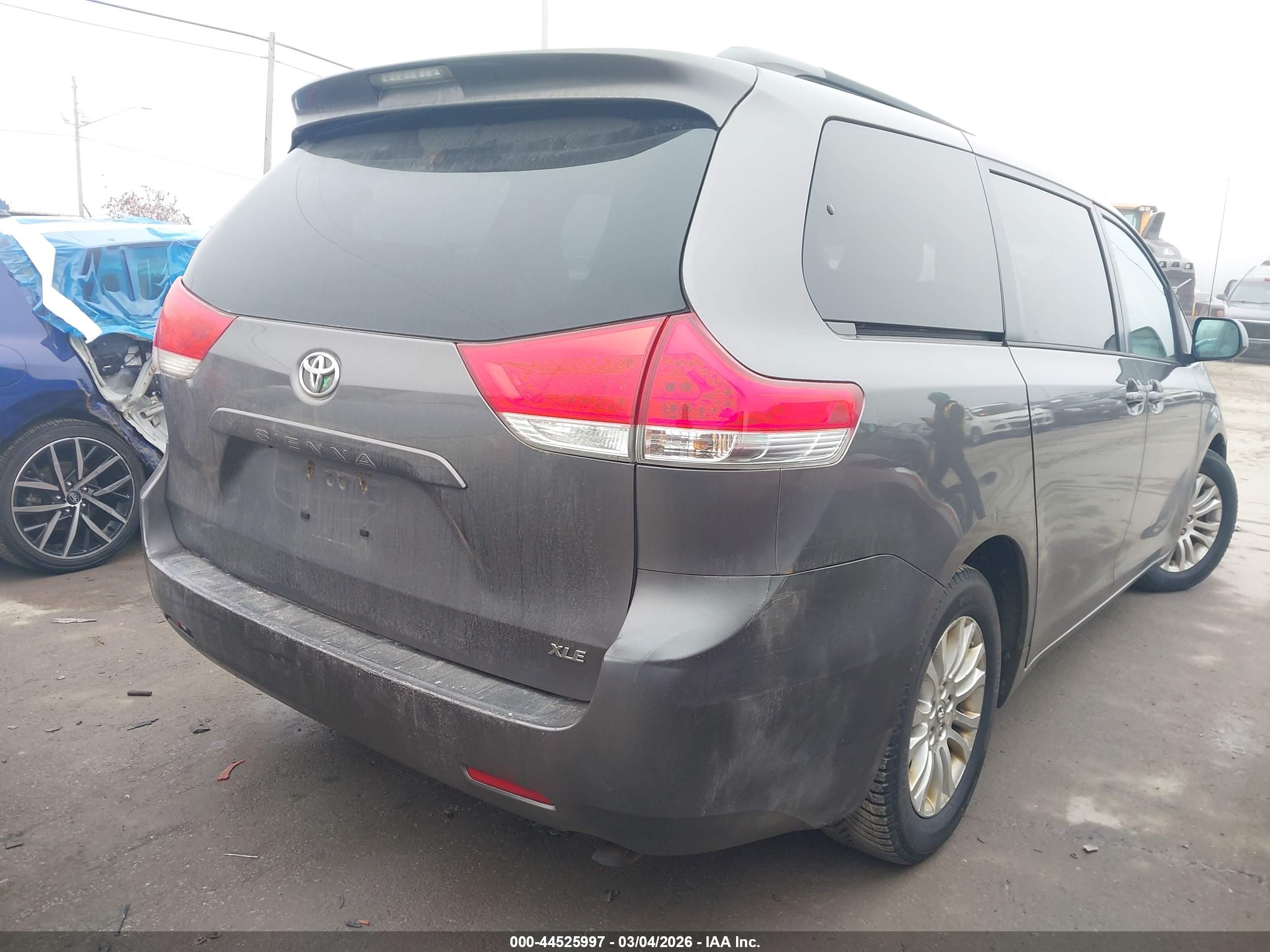 TOYOTA SIENNA image 4