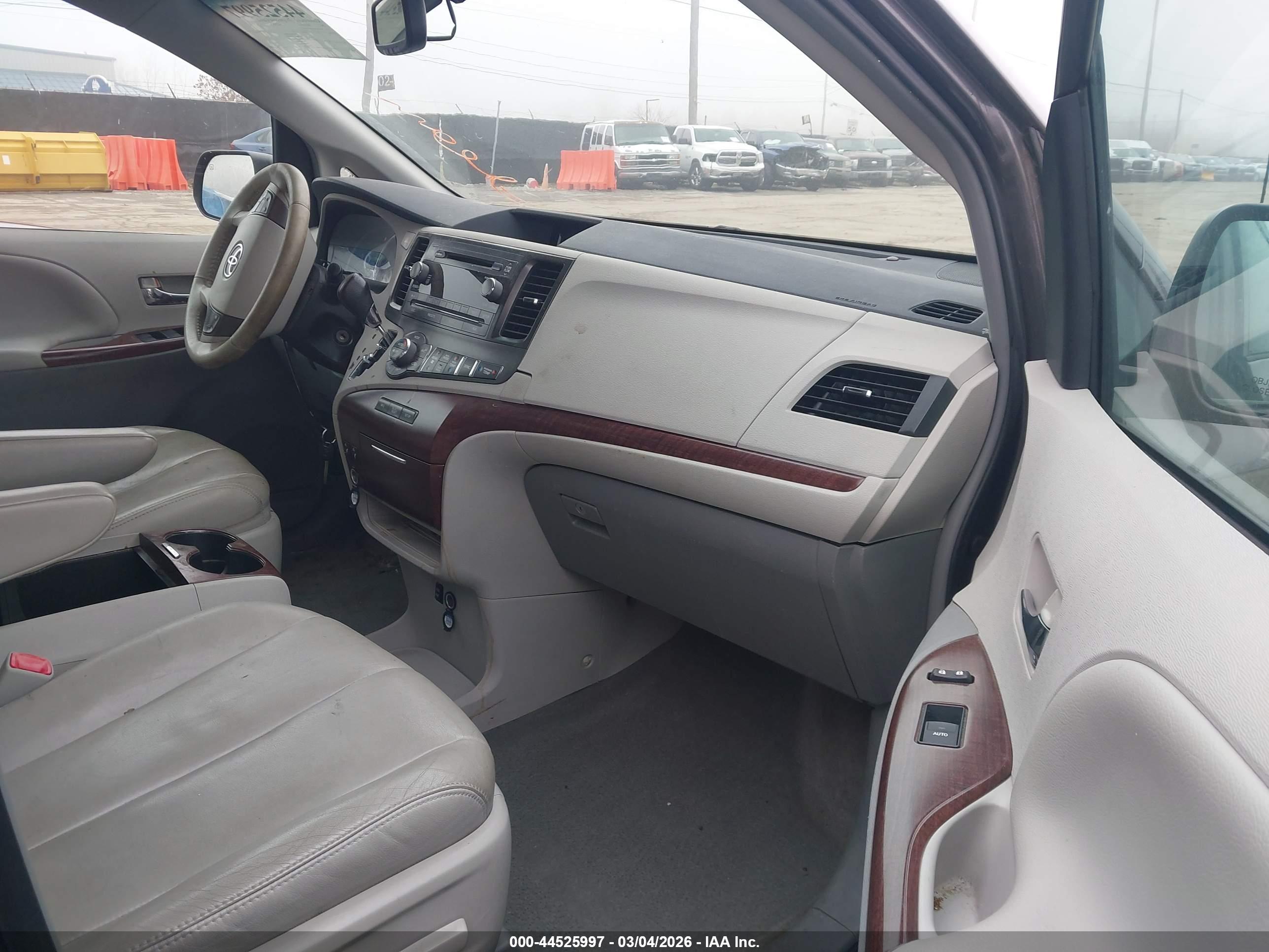 TOYOTA SIENNA image 5
