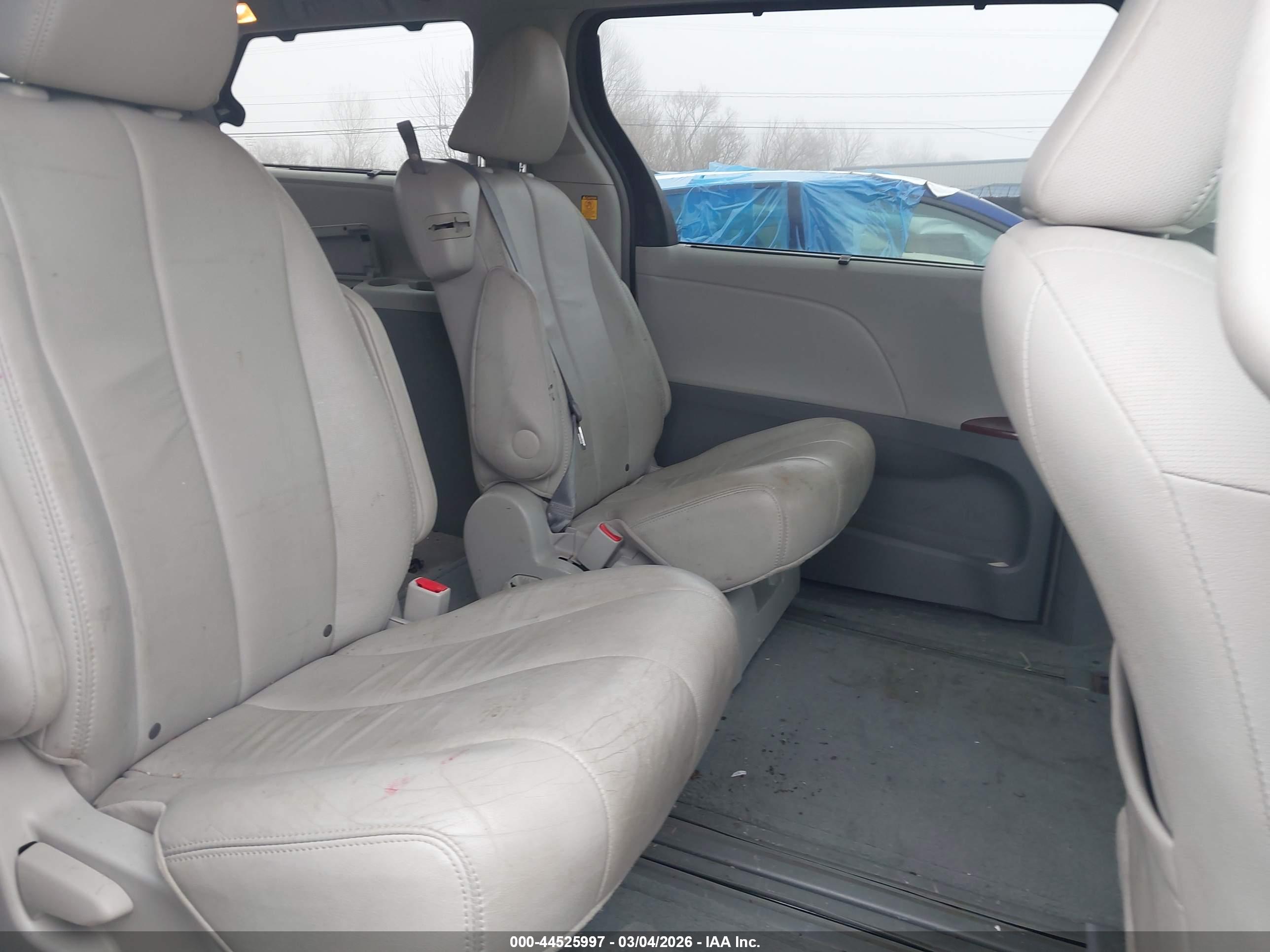 TOYOTA SIENNA image 8