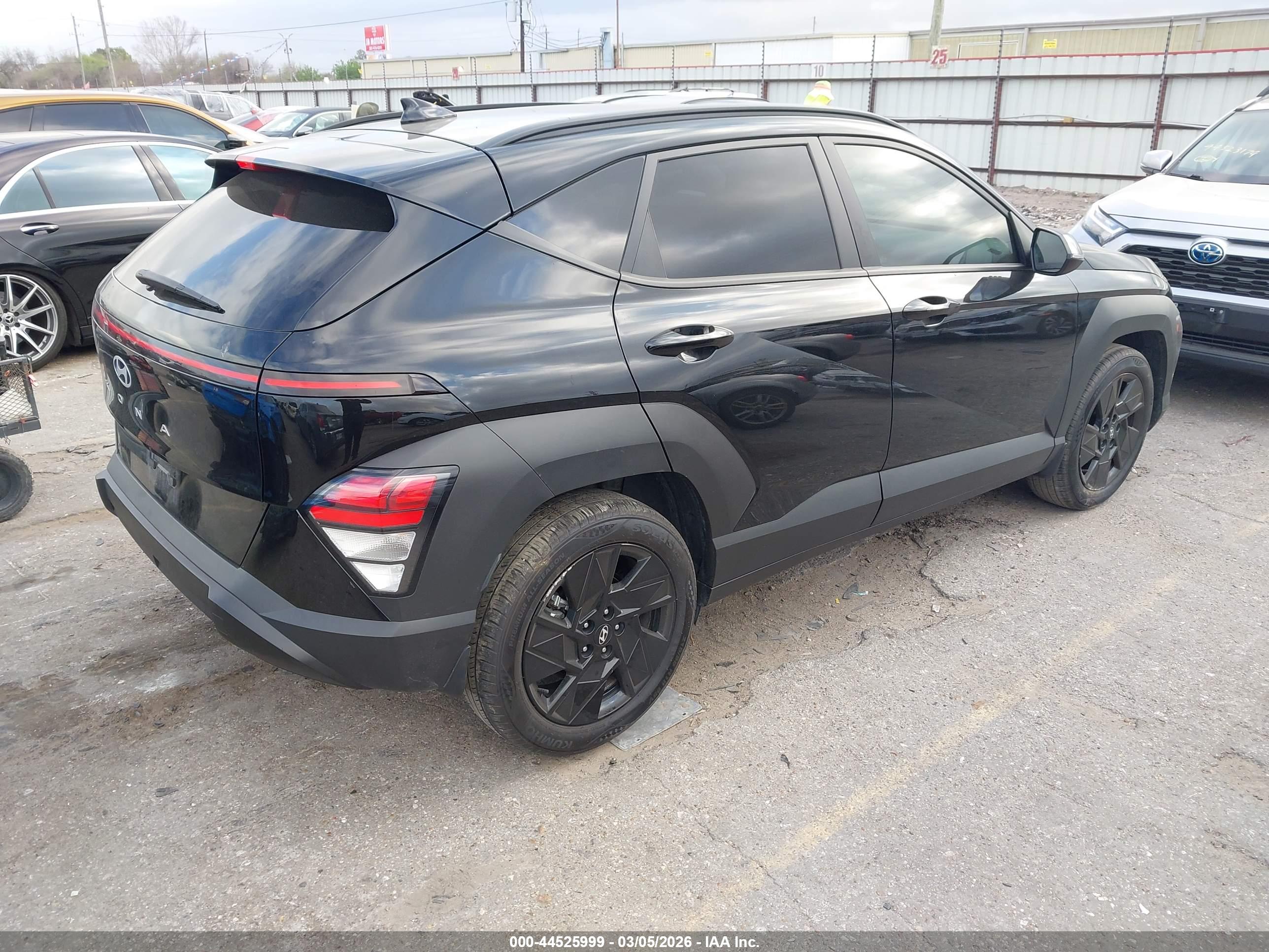 HYUNDAI KONA image 4
