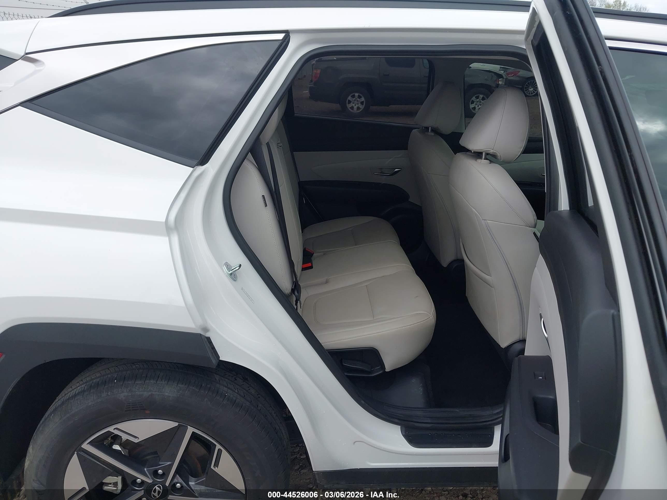 HYUNDAI TUCSON image 8