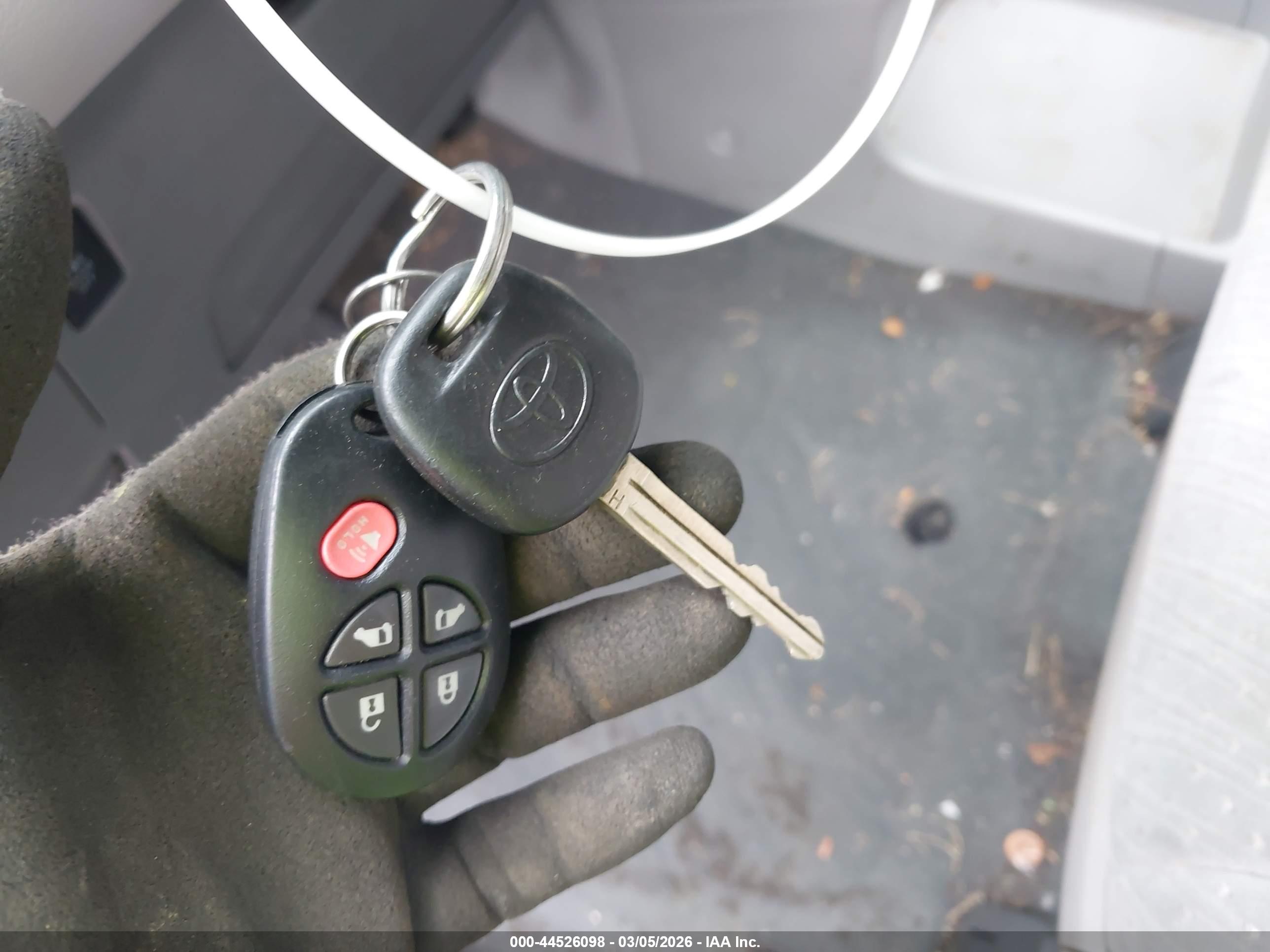 TOYOTA SIENNA image 11