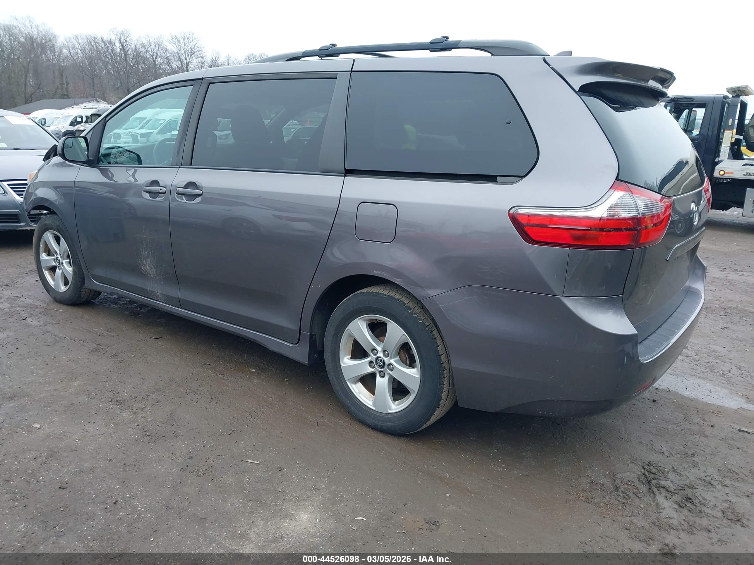 TOYOTA SIENNA image 3