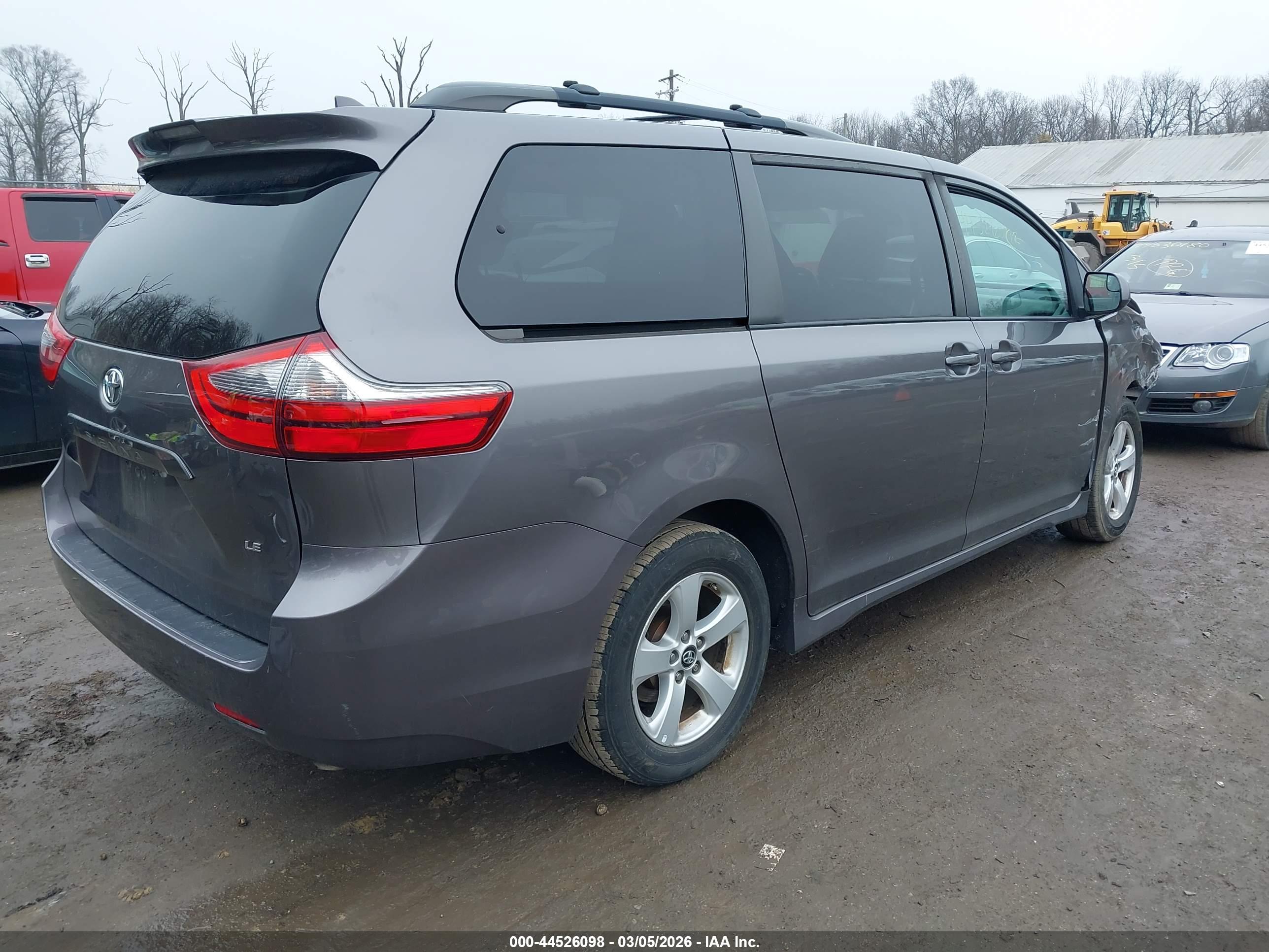 TOYOTA SIENNA image 4