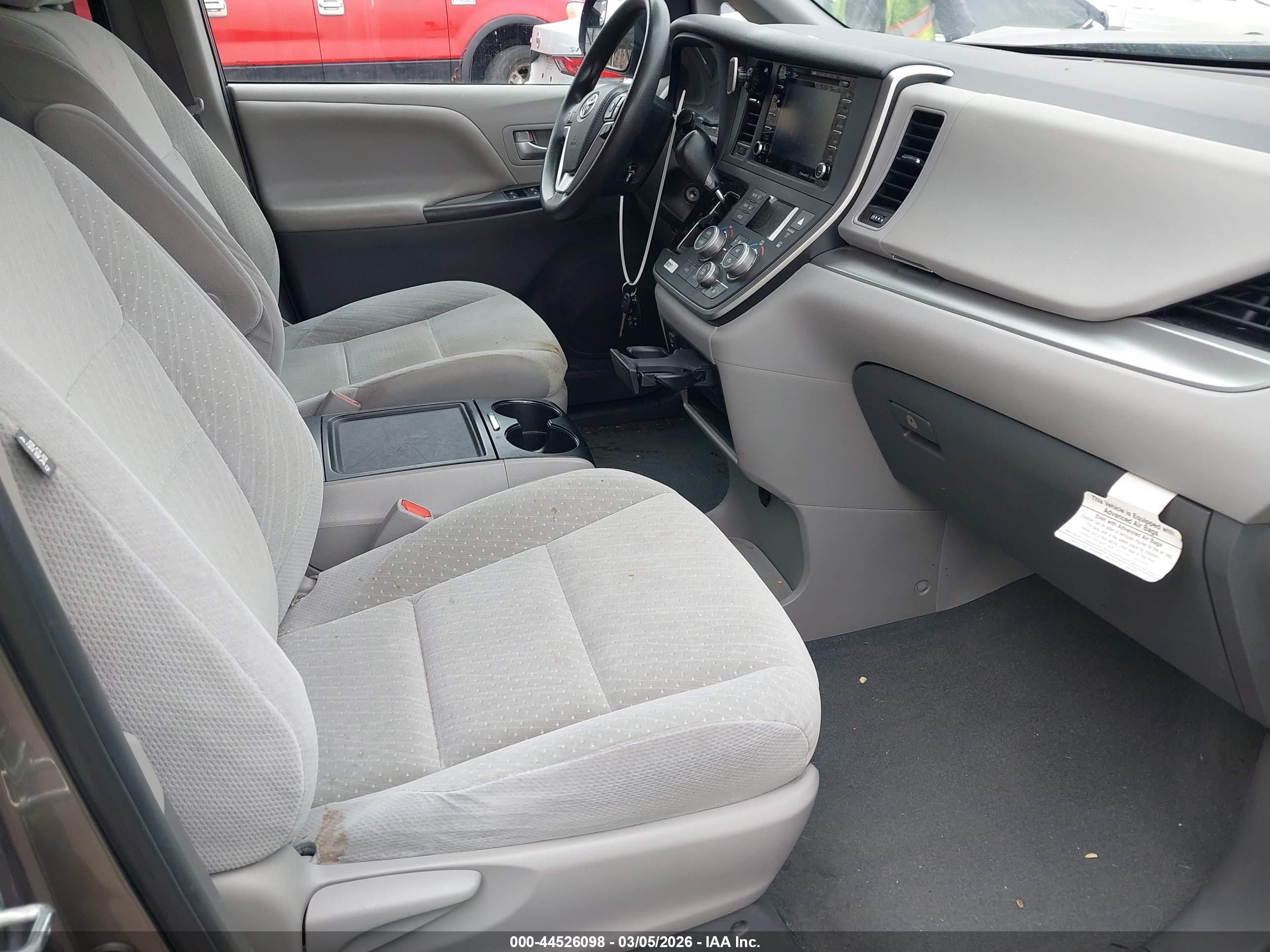TOYOTA SIENNA image 5