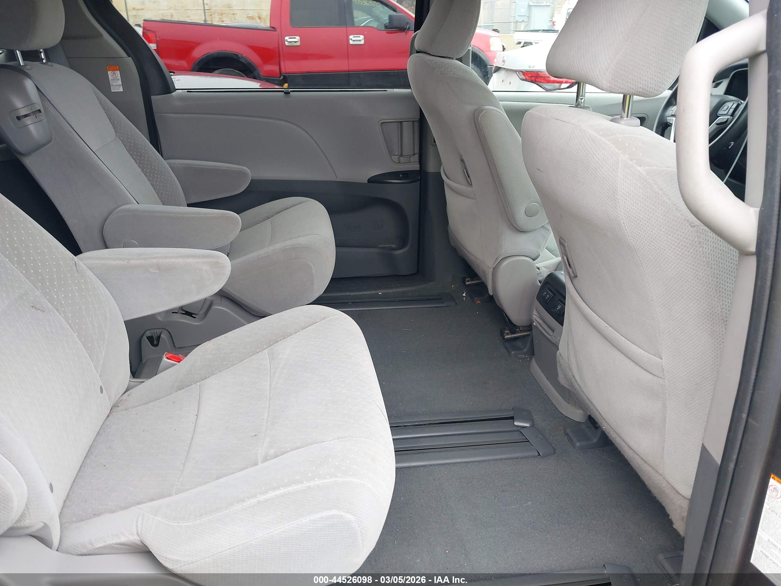 TOYOTA SIENNA image 8