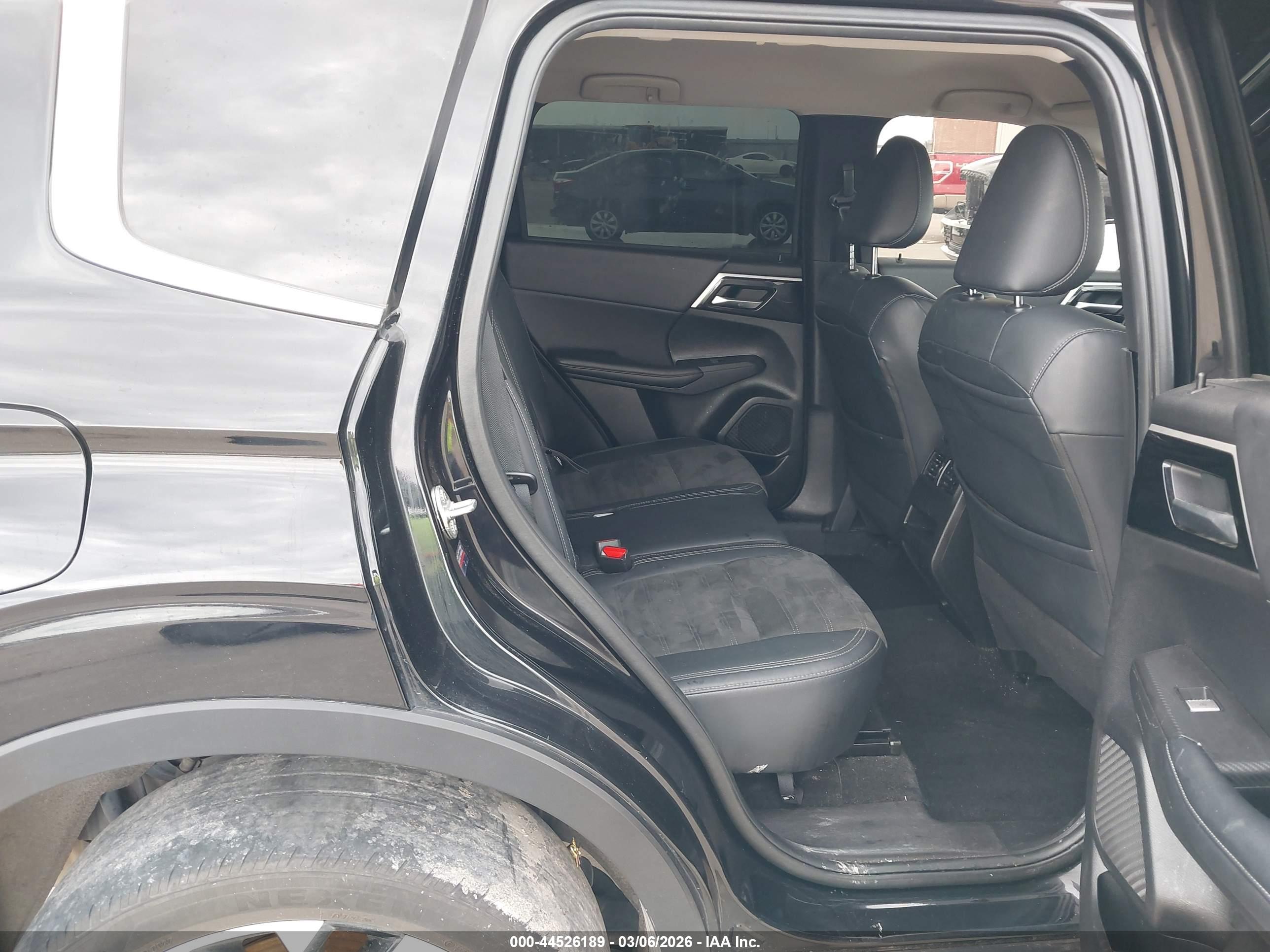 MITSUBISHI OUTLANDER image 8