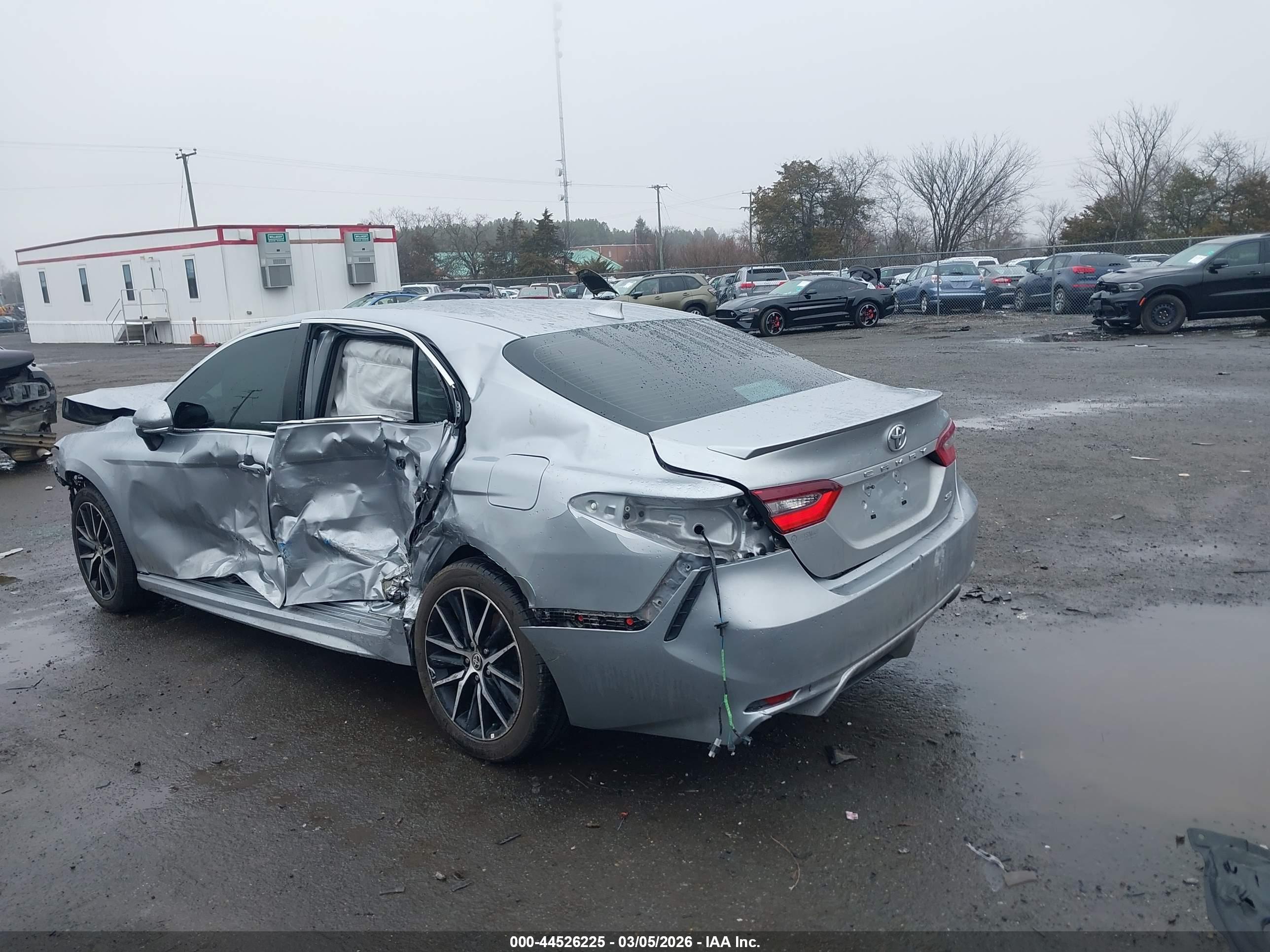 TOYOTA CAMRY image 3