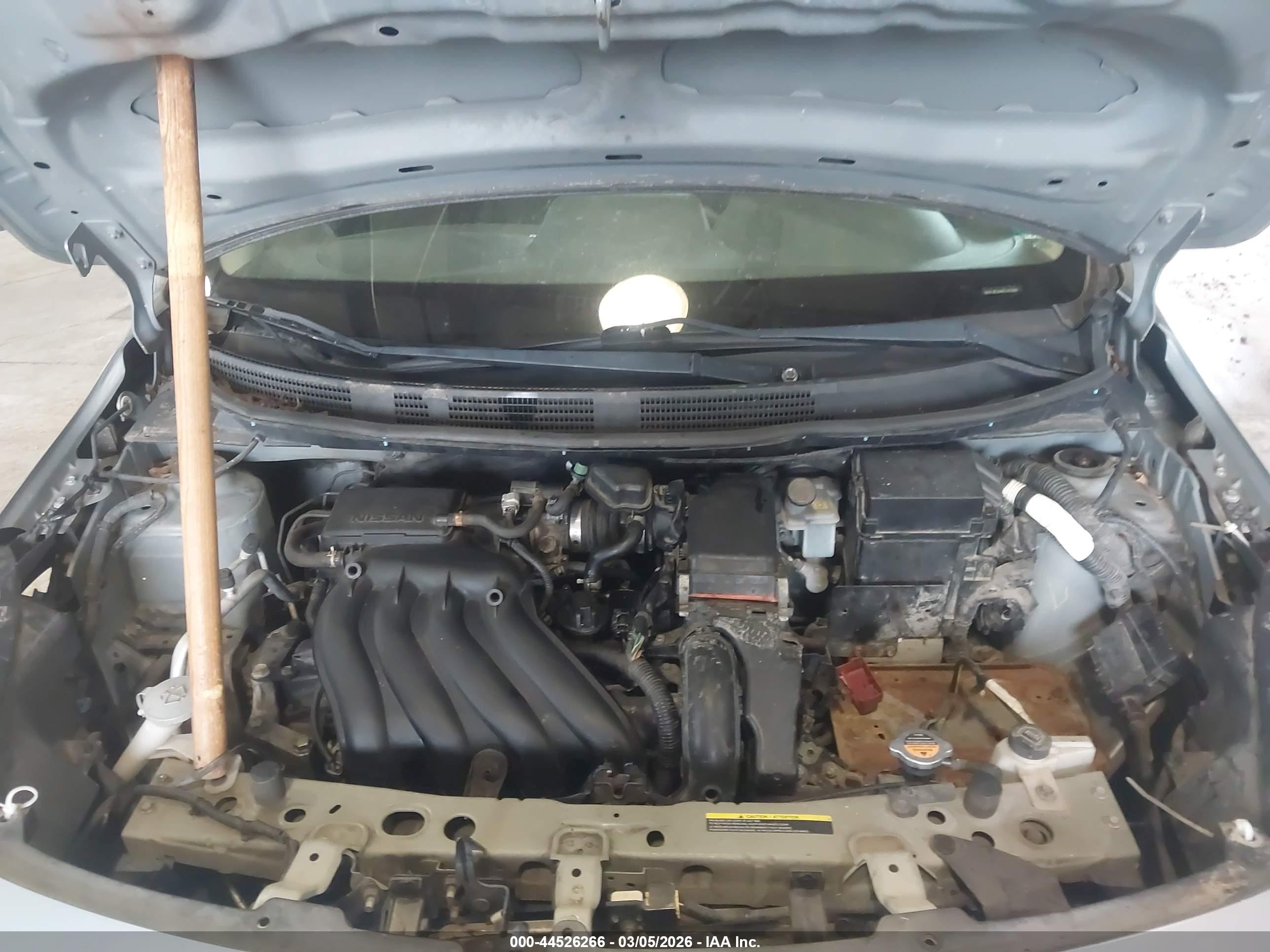 NISSAN VERSA image 10