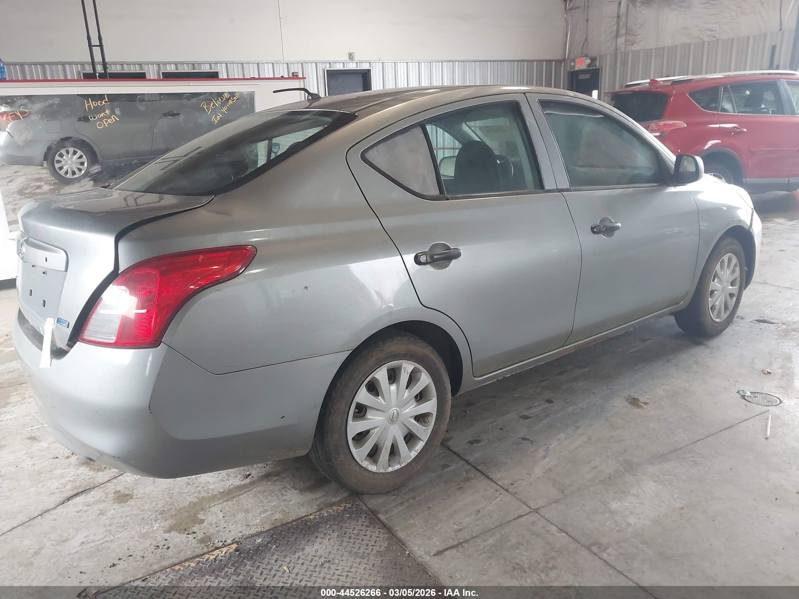 NISSAN VERSA image 4