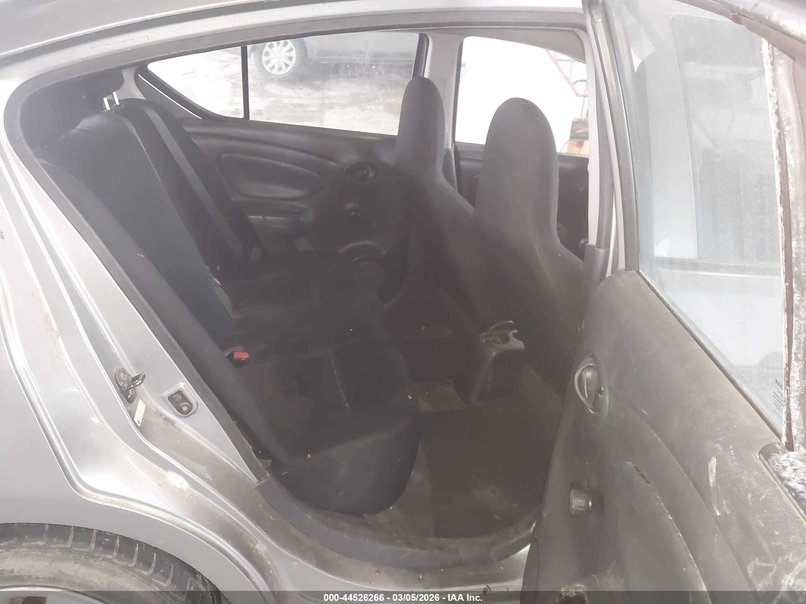 NISSAN VERSA image 8
