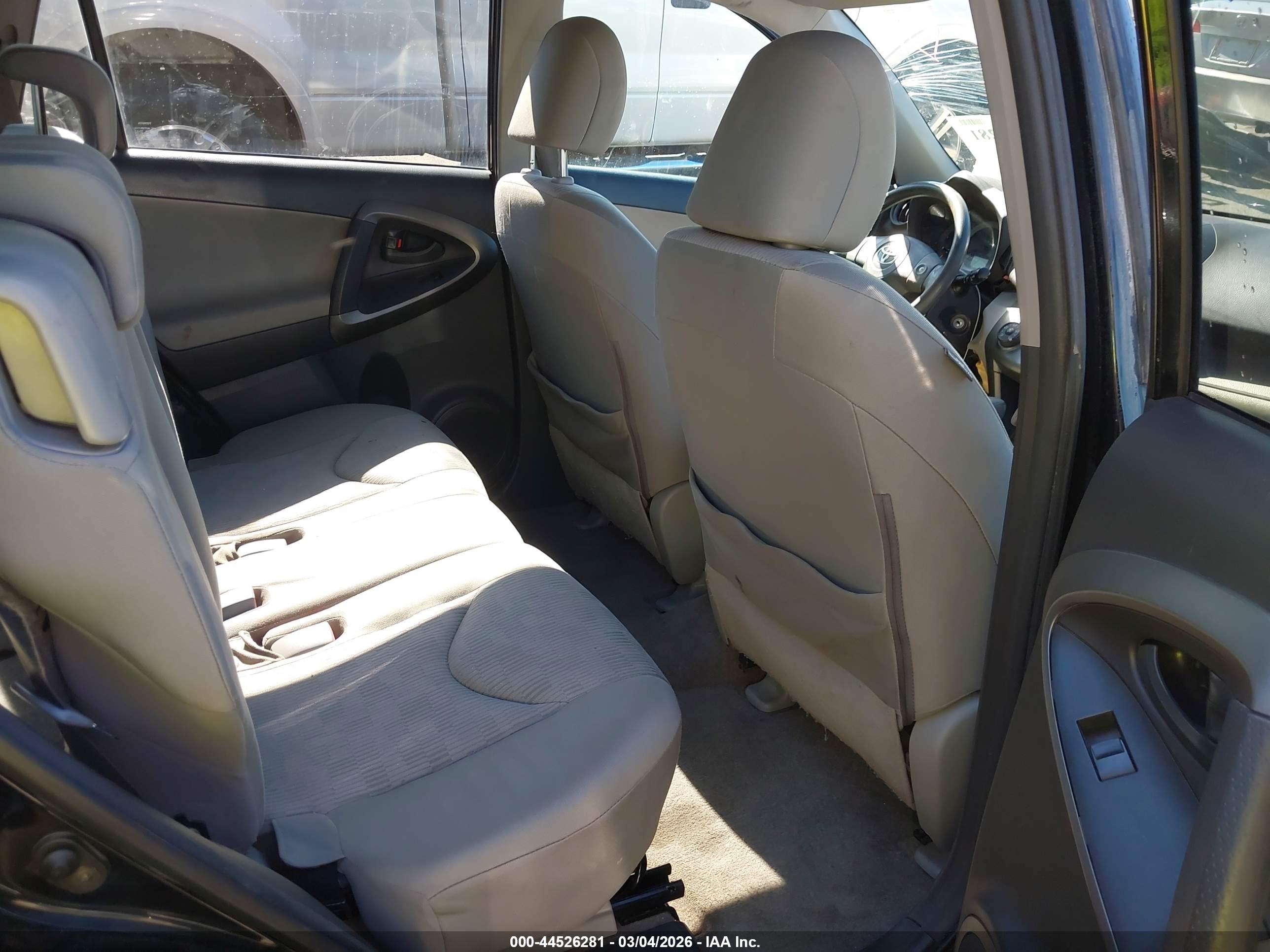 TOYOTA RAV4 image 8