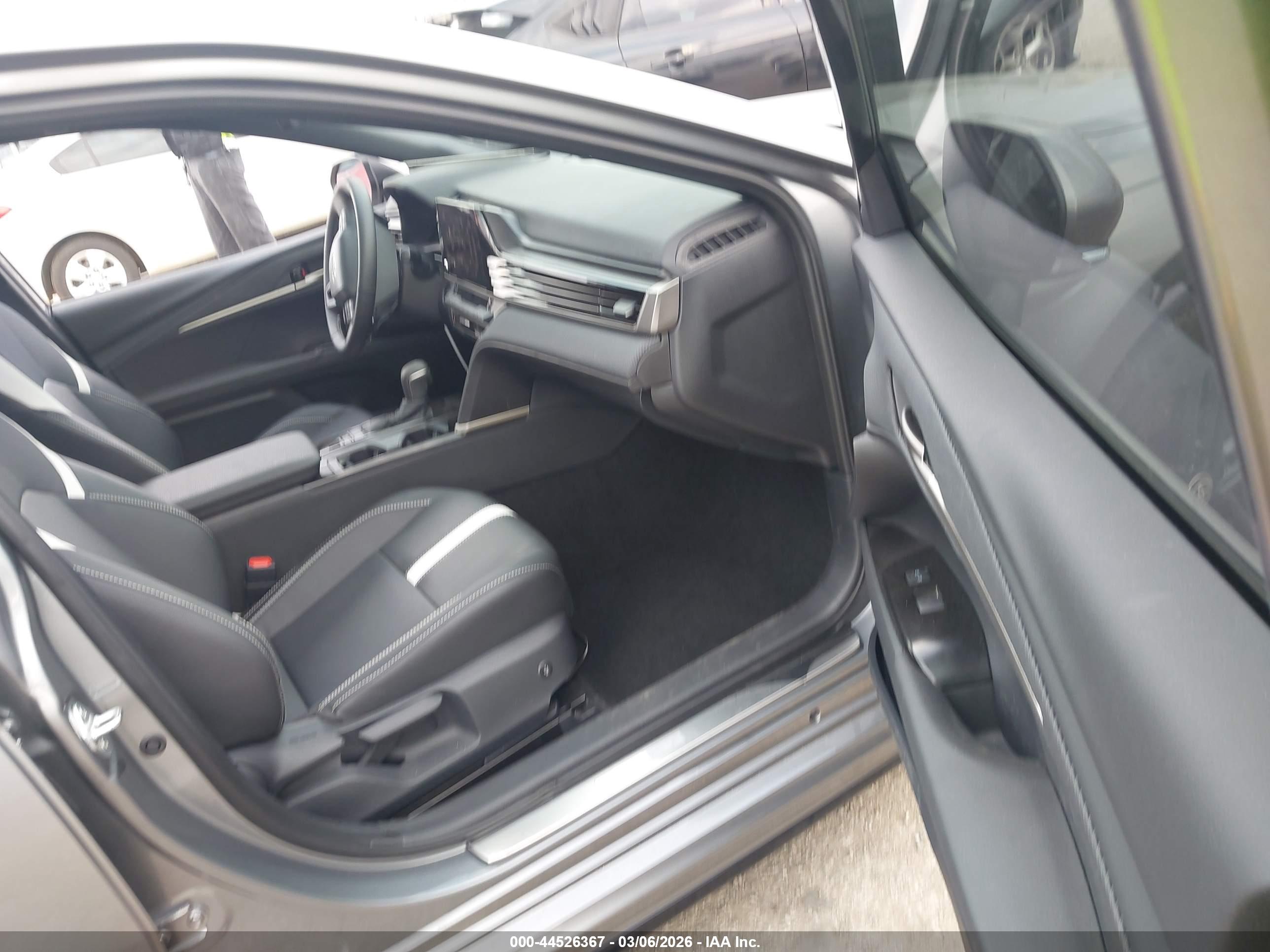 TOYOTA CAMRY image 5