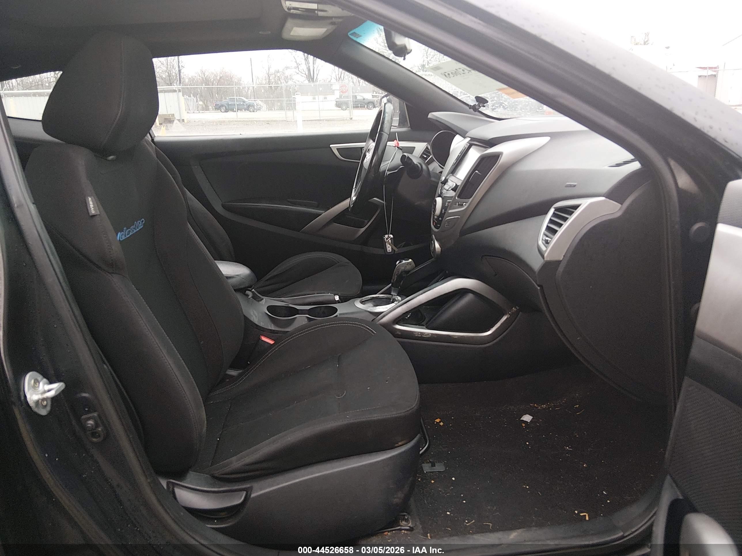 HYUNDAI VELOSTER image 5