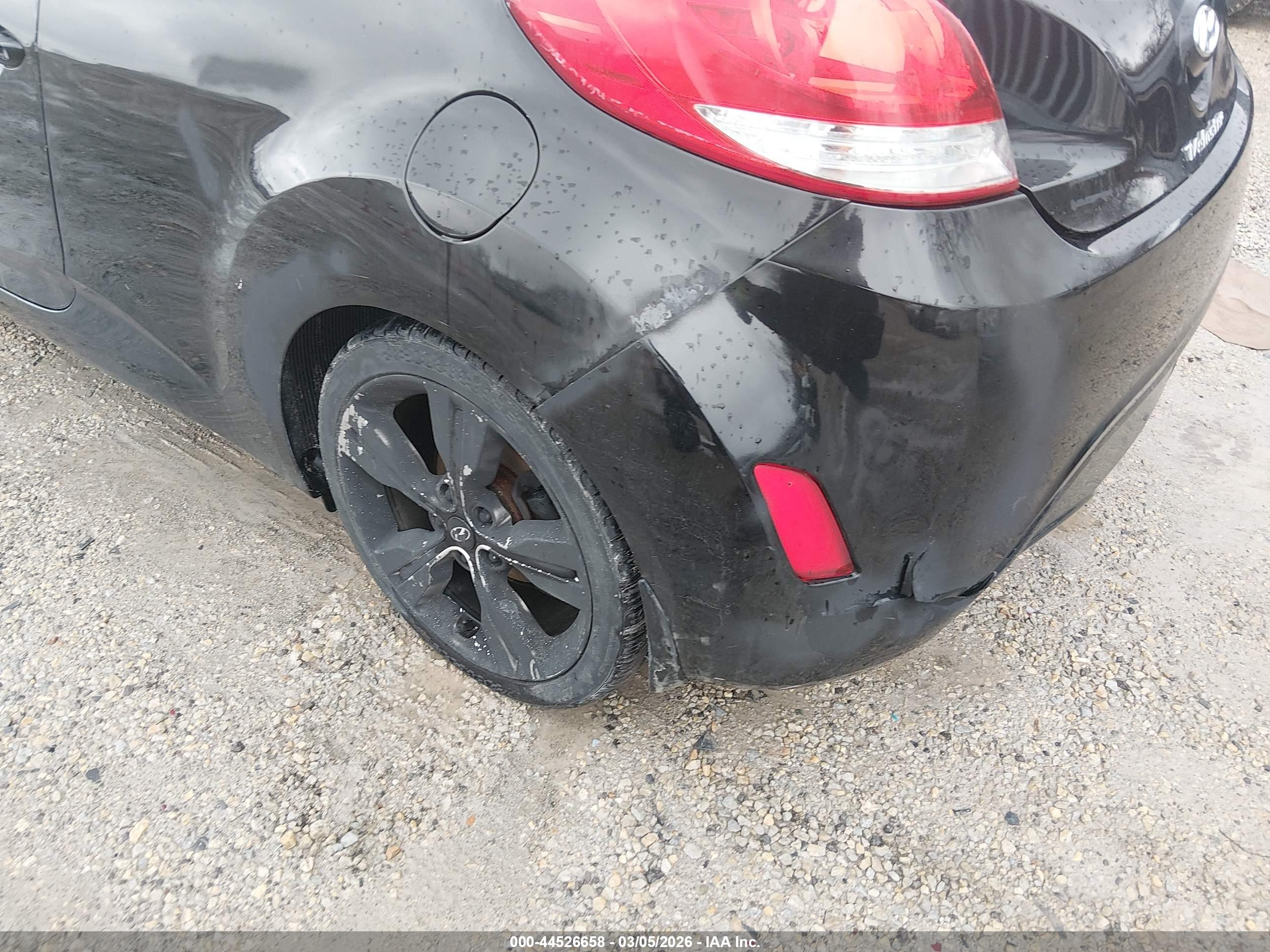 HYUNDAI VELOSTER image 6