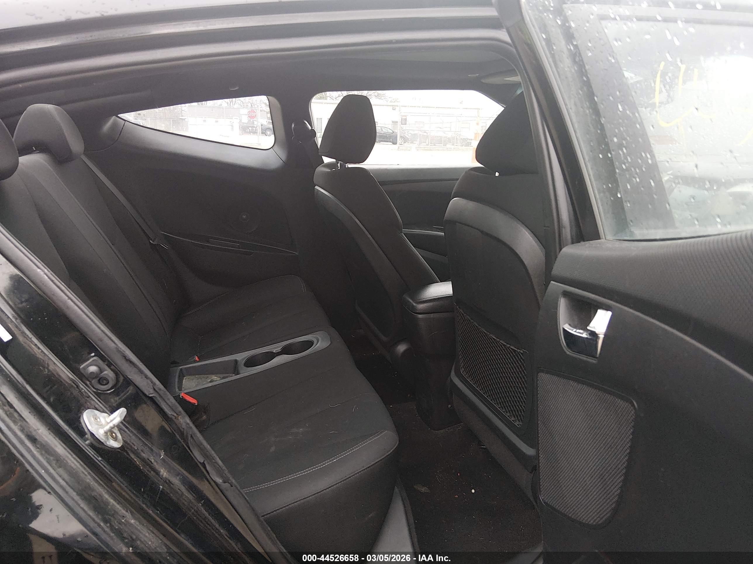 HYUNDAI VELOSTER image 8