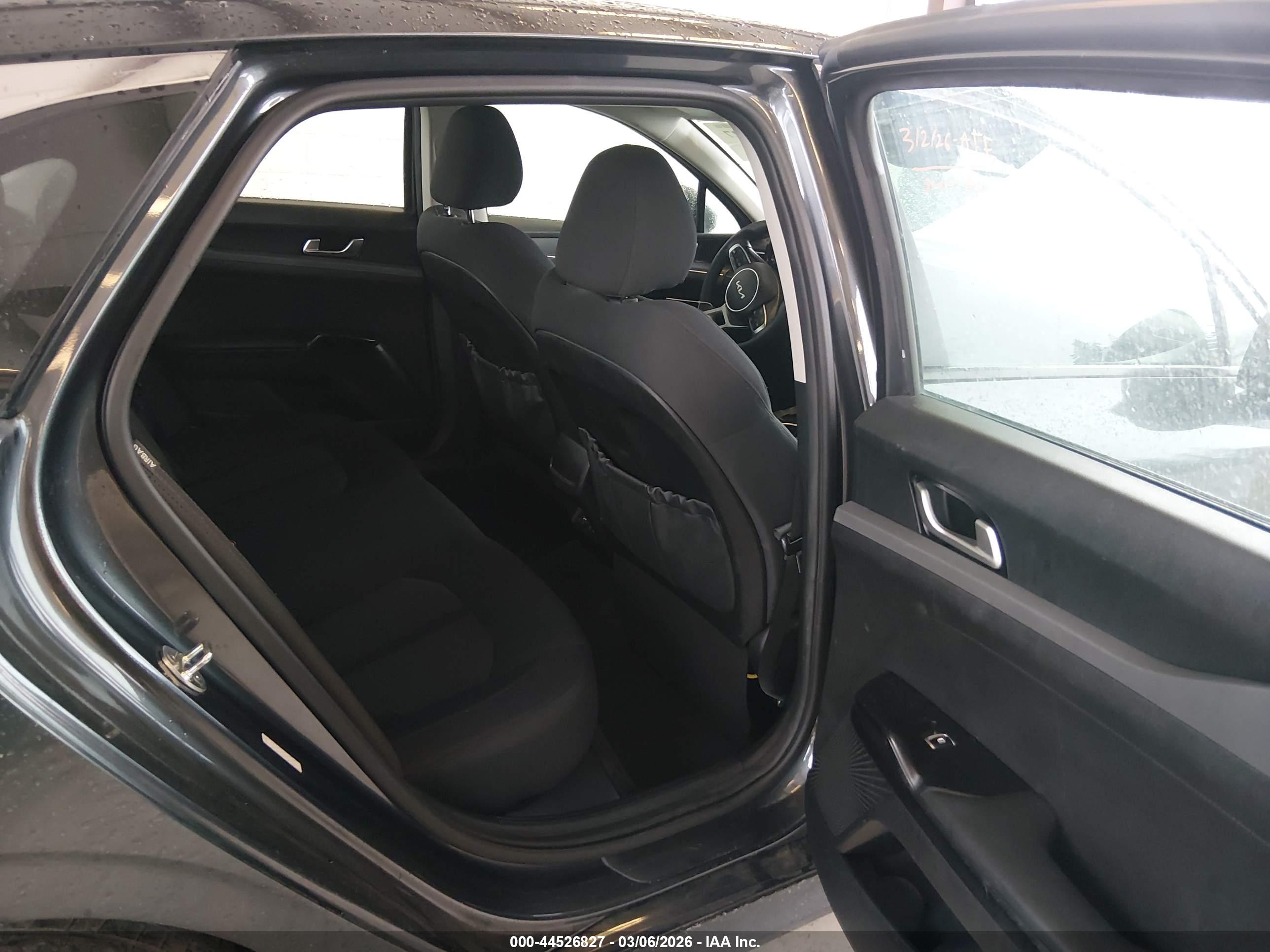 KIA K5 image 8