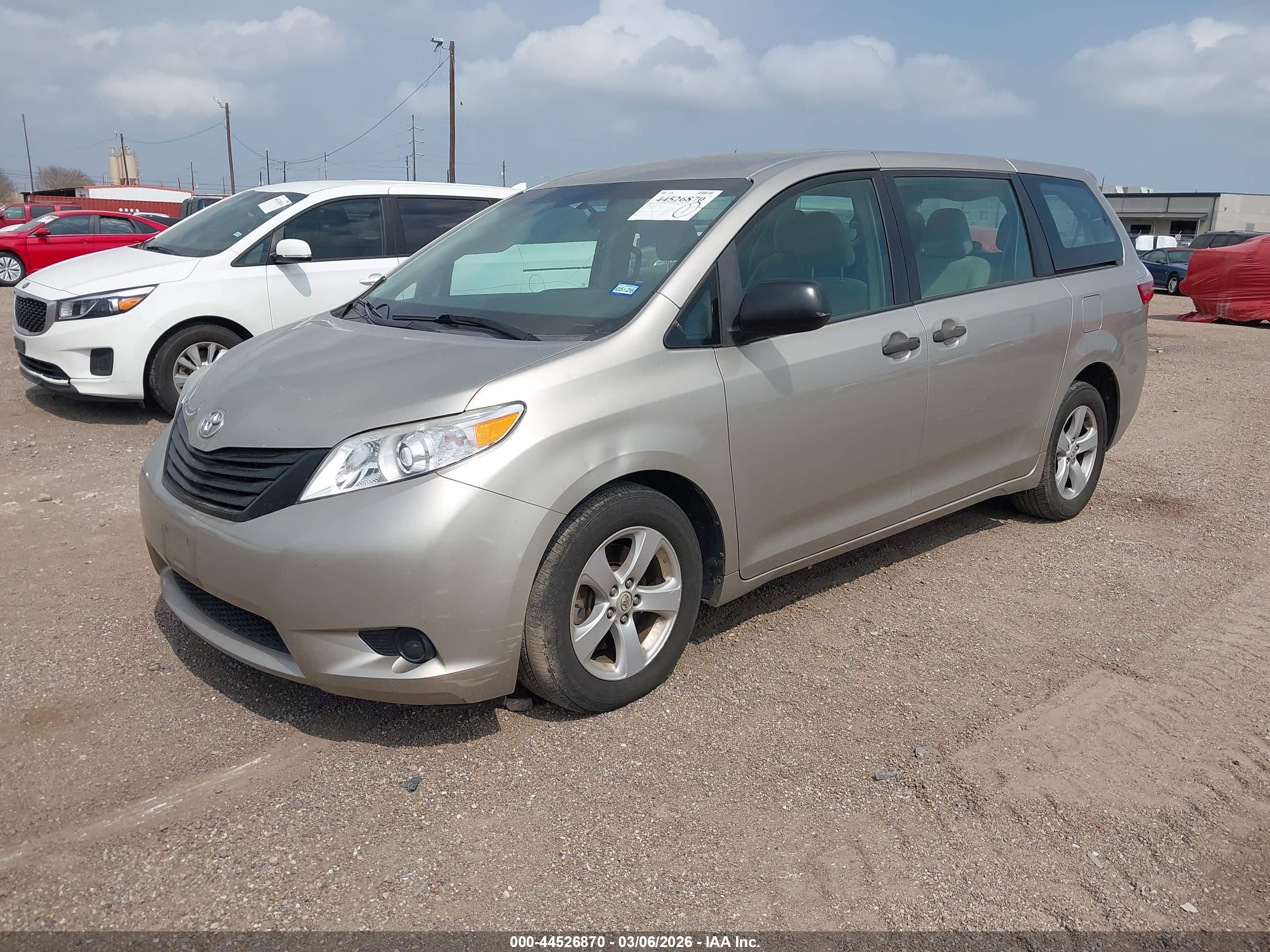 TOYOTA SIENNA image 2