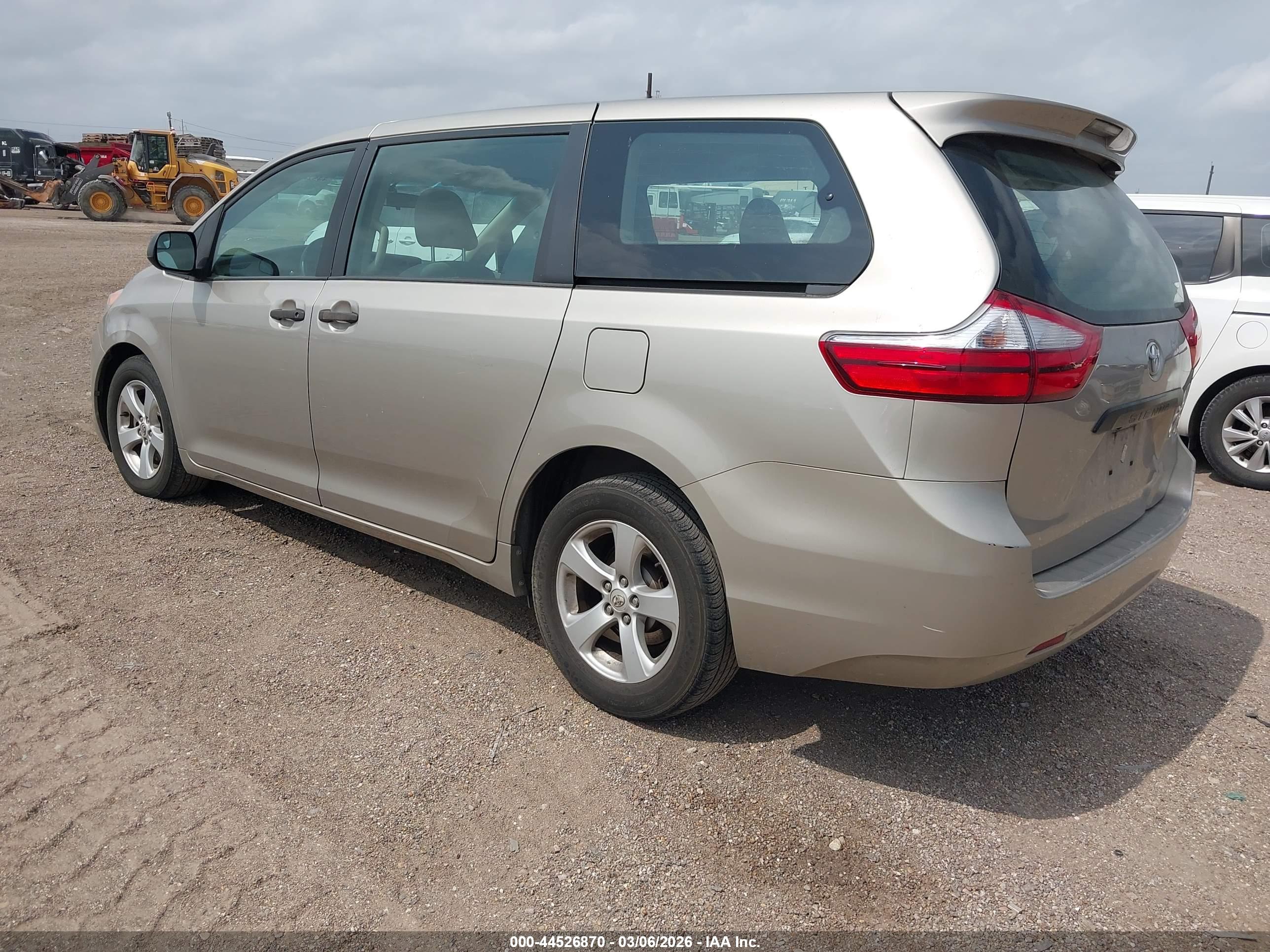 TOYOTA SIENNA image 3