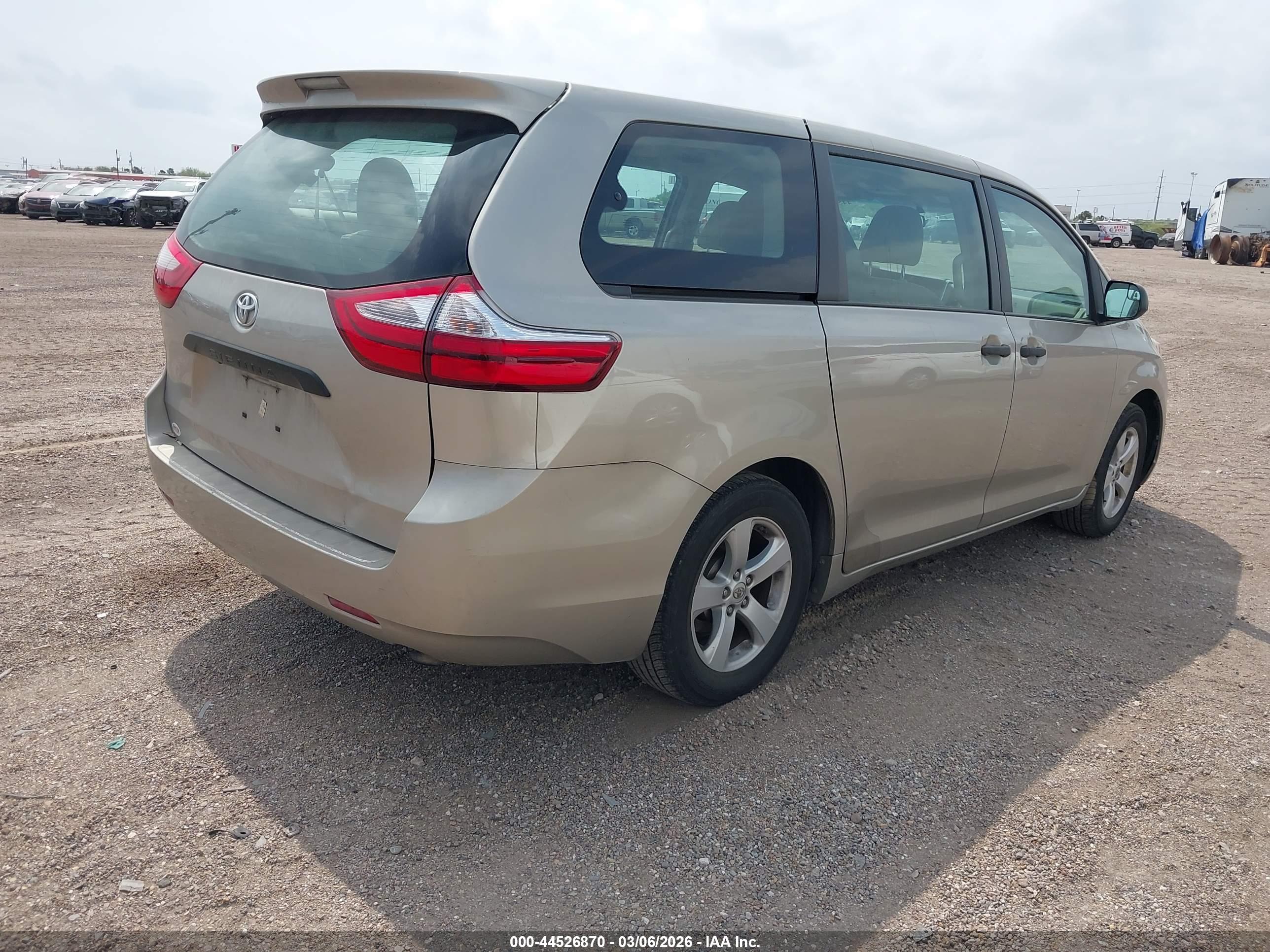 TOYOTA SIENNA image 4