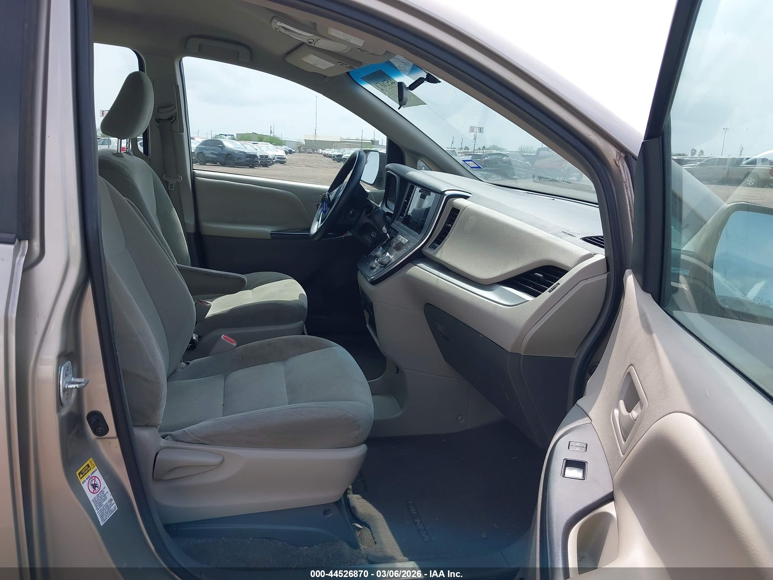 TOYOTA SIENNA image 5